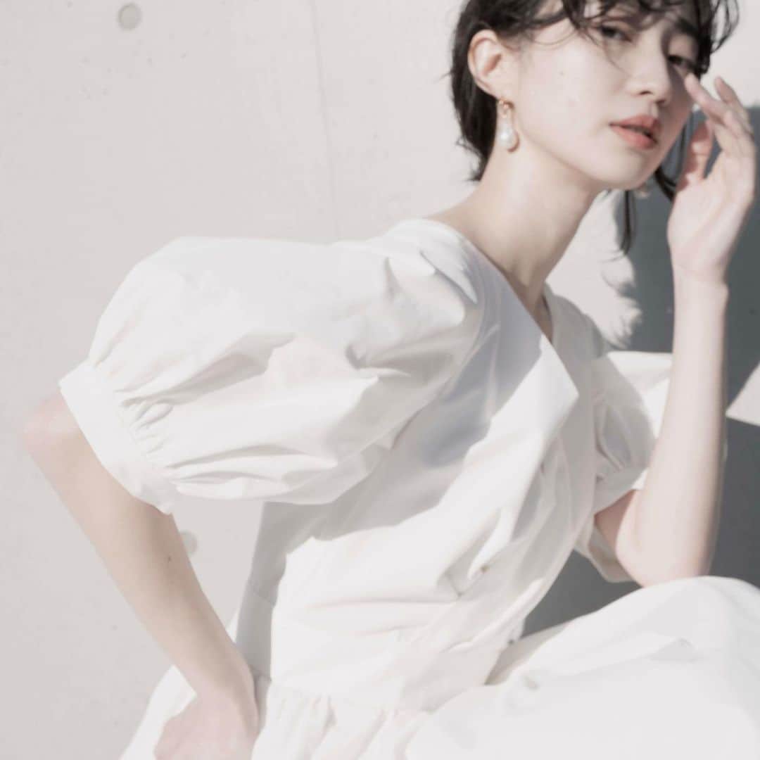 のインスタグラム：「- re stock -  Taffeta cache couture dress color : white size : 34 / 36 / 38  #kaene #wedding  #weddingdress #二次会ドレス  #フォトウェディング」