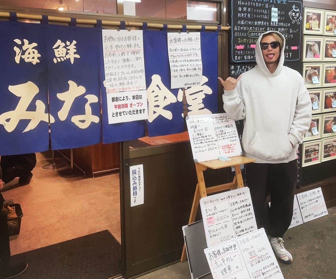 SHU-YAさんのインスタグラム写真 - (SHU-YAInstagram)「インパクト。  インスタで見つけて行ってみたかったとこ。  特選海鮮丼。  見た目でもう美味しいですよね。 とりあえず優勝。  ご馳走様でした🙏  　  #みなと食堂 #苫小牧 #苫小牧グルメ #北海道グルメ #seafood #海鮮丼 #japanesefood #日本食 #sushi #localfood #ローカルフード #healthyfood #ナチュラルフード #ヘルシーメニュー #ダイエット」4月26日 21時14分 - shuya_mizuno