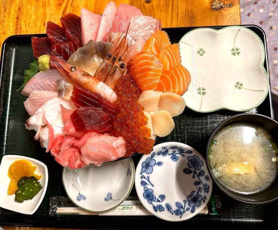 SHU-YAのインスタグラム：「インパクト。  インスタで見つけて行ってみたかったとこ。  特選海鮮丼。  見た目でもう美味しいですよね。 とりあえず優勝。  ご馳走様でした🙏  　  #みなと食堂 #苫小牧 #苫小牧グルメ #北海道グルメ #seafood #海鮮丼 #japanesefood #日本食 #sushi #localfood #ローカルフード #healthyfood #ナチュラルフード #ヘルシーメニュー #ダイエット」