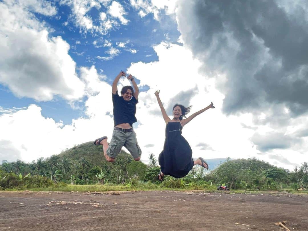 大倉士門のインスタグラム：「初めてのチョコレートヒルズと！ 空も飛べたし自然満喫の最高な日々でした✈️🥰」