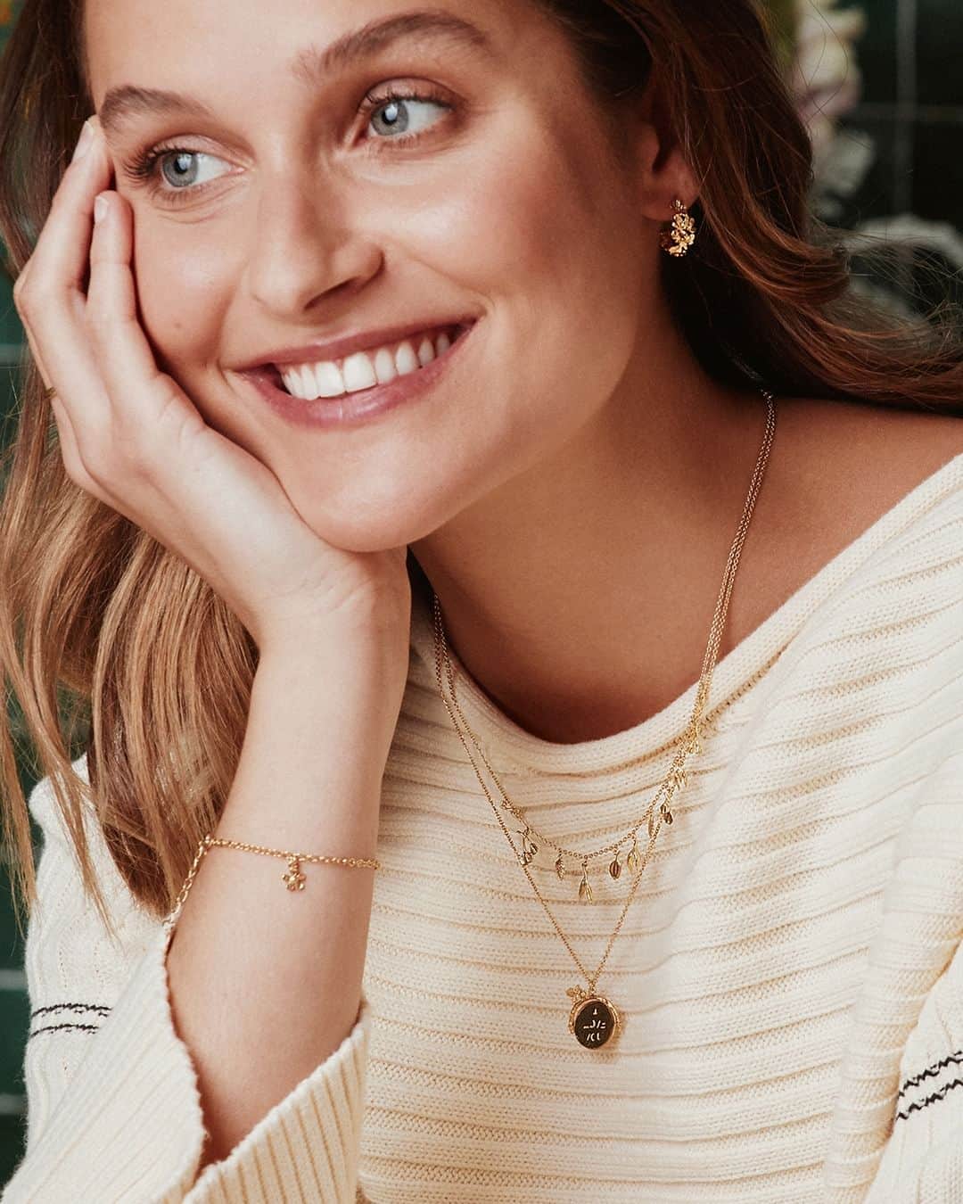 アレックスモンローのインスタグラム：「Some of our favourite Alex Monroe pieces that add a delicate touch of sparkle to any outfit 🐝  Delve into our classic selection of Alex Monroe pieces online now via the link in the bio 💫  #AlexMonroeJewellery #ResponsiblySourced #BeeMonth #JewelleryLover #InspiredbyNature #NatureDesign #DaisyEarrings #HandmadeinEngland #SpringJewellery #Jewellery」