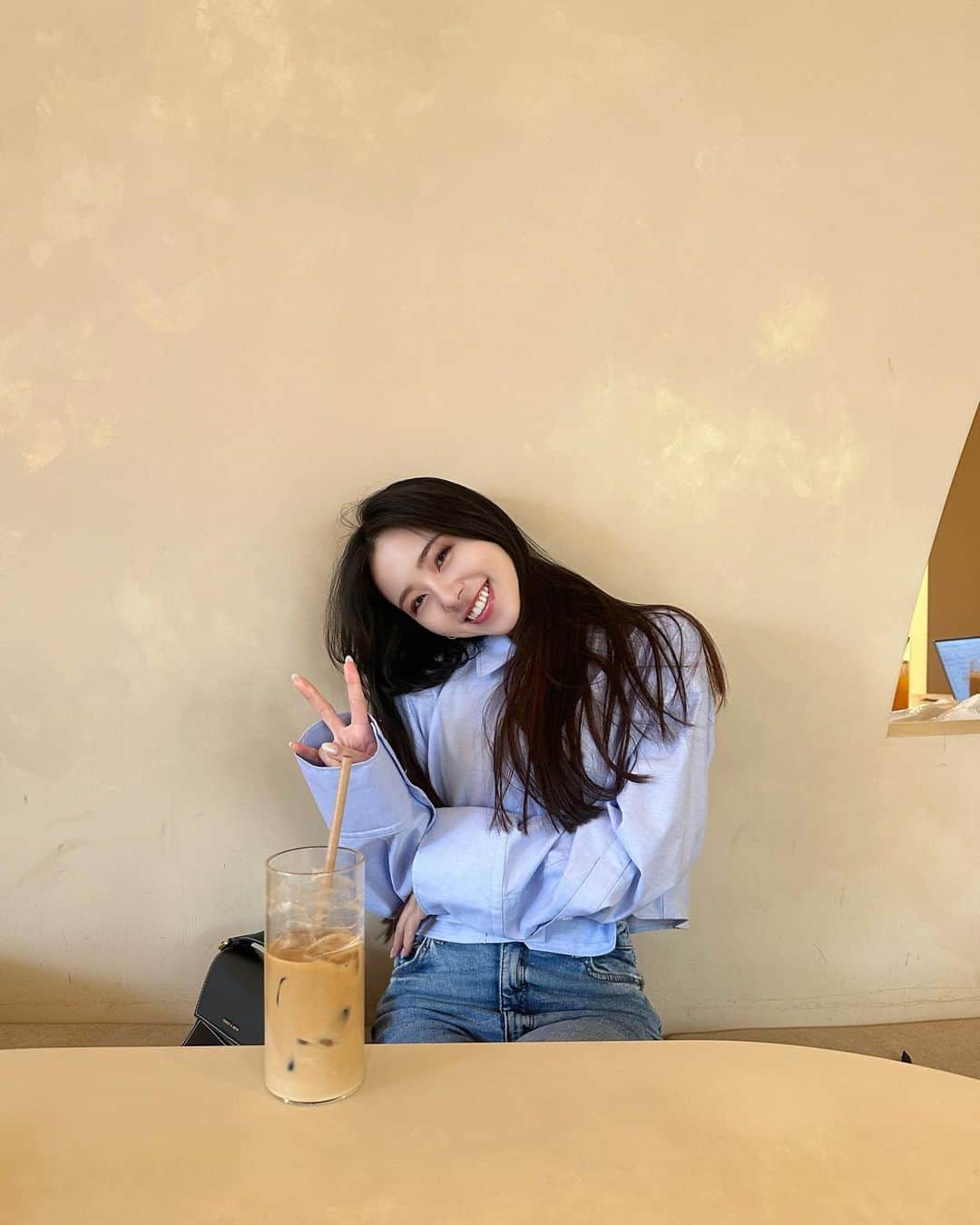 川村真洋のインスタグラム：「🫨🇰🇷💕  cafeで沢山お話、楽しい時間。 ピースができてない(･･;)」