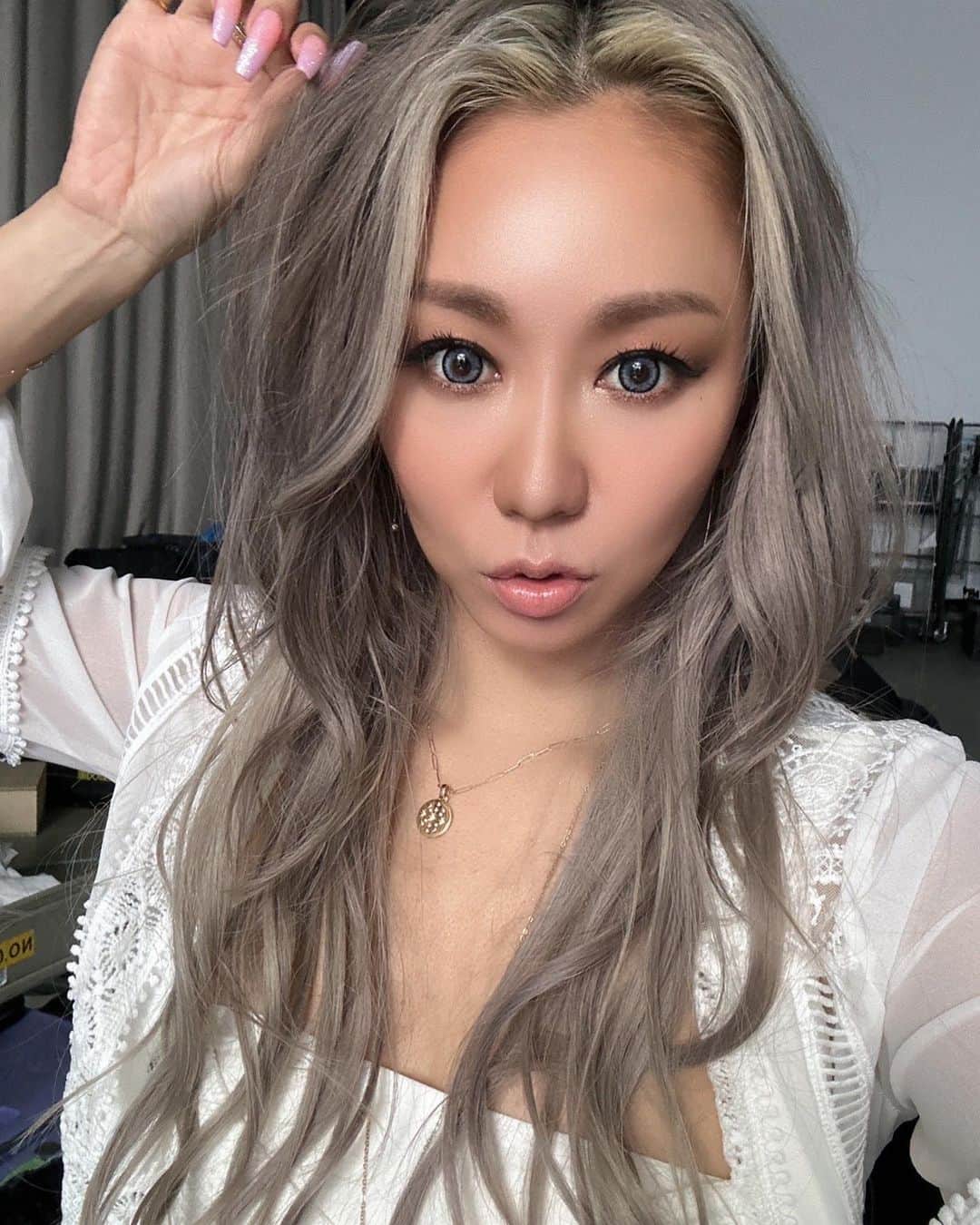 倖田來未のインスタグラム：「. 本日は朝から撮影でした！ ⁡ 撮影終わりに素敵なお花をいただきました！ 雨が降ってたけど、ハッピーな1日の終わりでした💛 ⁡ #撮影 #kodakumi #倖田來未」