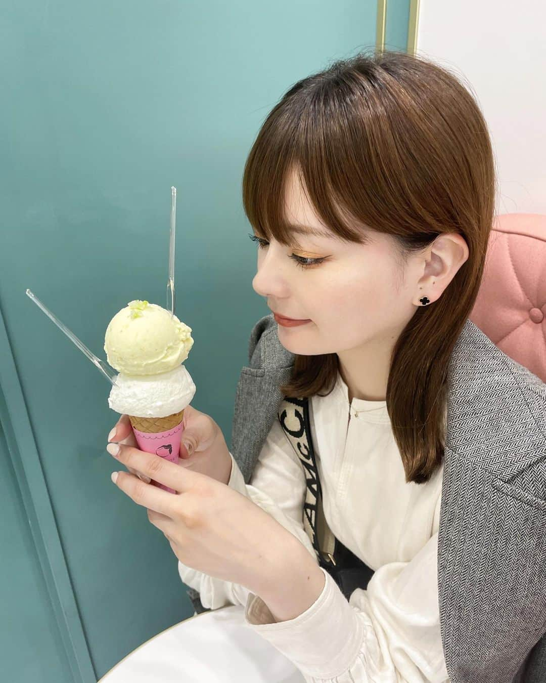 小濱庸子さんのインスタグラム写真 - (小濱庸子Instagram)「お友達への差し入れを選びに、ギンザスイーツマーチに潜入！✨​ お目当ては！シヅカ洋菓子店のナチュラルスイーツボックス！👀​ 夕方に行ったらすでに完売してる商品があって、、、さすがです！！​ あんこの勝ちの「Anぷりん3個セット」は、友達とシェアして食べました😆​ ​ 野菜ジェラート専門店なるこりんのジェラートが美味しそうすぎて、思わず手が伸びてしまったよね👀​ GWの帰省土産などにおすすめかも⭐️​ ​ 5月3日（水）～5月7日（日）にはGW抽選会があるのでぜひ立ち寄ってみてね！​ ​ #ギンザスイーツマーチ​ #ginzasweetsmarch #イグジットメルサ #exitmelsa​ @exitmelsa_ginza」4月26日 21時18分 - hamachan1020