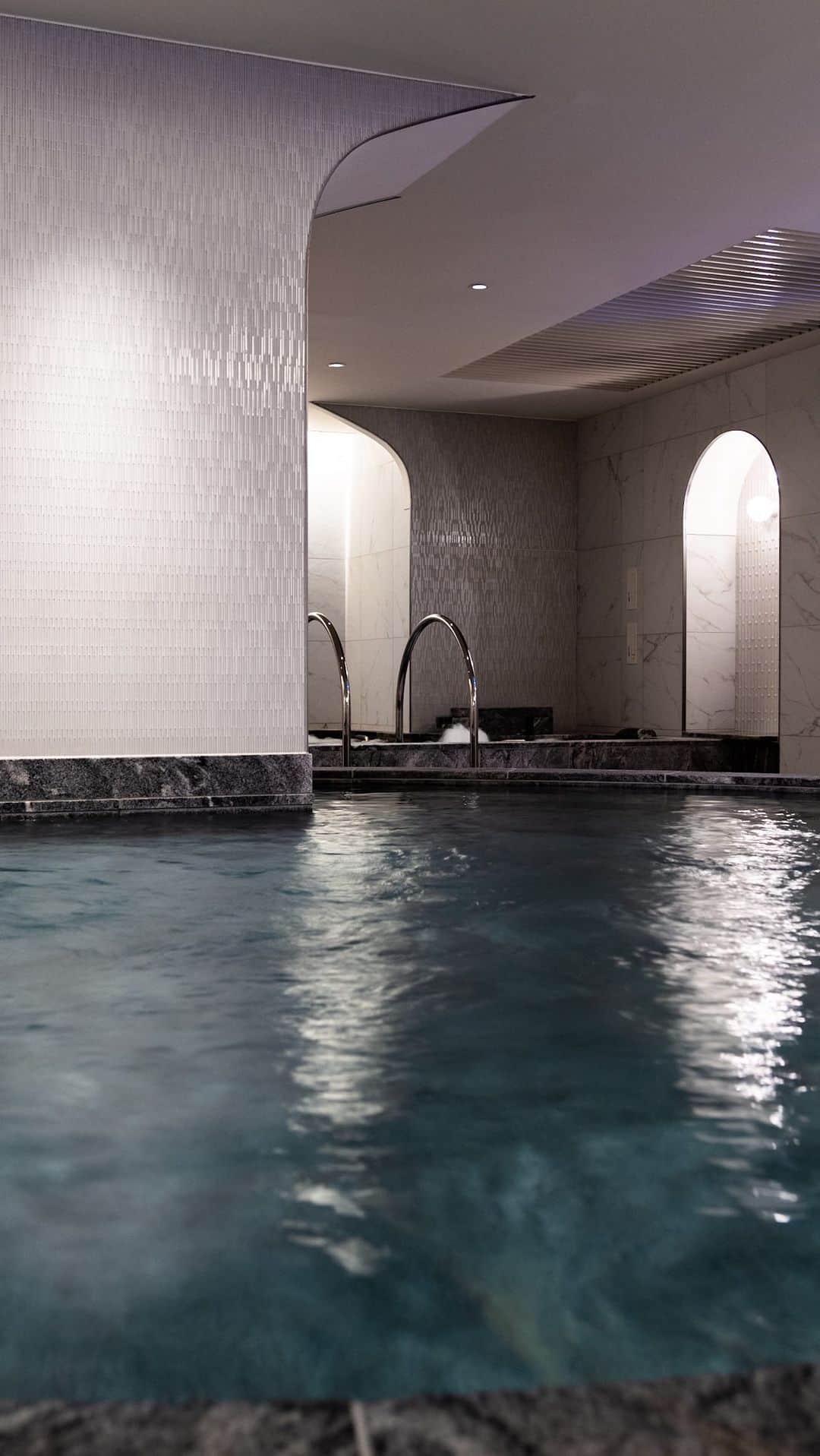 THE WESTIN KYOTO ウェスティン都ホテル京都のインスタグラム：「【SPA華頂　女性用内風呂】 季節の変わり目には、しっかりとお風呂に浸かって体を癒すことがおすすめです。 広々とした内風呂の空間で、ゆったりとお寛ぎください。 女性用には、ミストサウナをご用意しております。   【SPA KACHO　Women's indoor bath】 As the seasons change, soak your body in a well-deserved bath to heal. Please relax in the spacious indoor bath space. A mist sauna is available for women.   #温泉　#京都けあげ温泉　#ホテルスパ #京都旅行　#京都観光　#京都の温泉 #onsen #spa #hotsprings #kyototravel #kyototrip #kyotojapan #kyotohotel #westinmiyakokyoto #ウェスティン都ホテル京都」