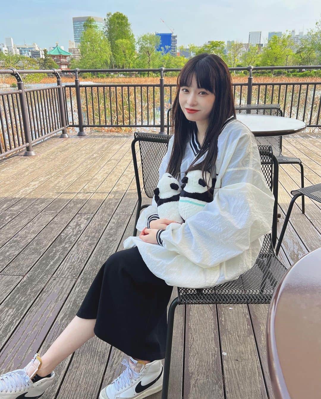 八角瑛子のインスタグラム：「お母さんと上野動物園行ったときの 気合いが入ったパンダコーディネート🐼  推しは緑の線が入ったしゃおしゃおです。  tops: NIKE (高円寺の古着屋さんで購入) skirt: @grl_official  shoes: @nike」