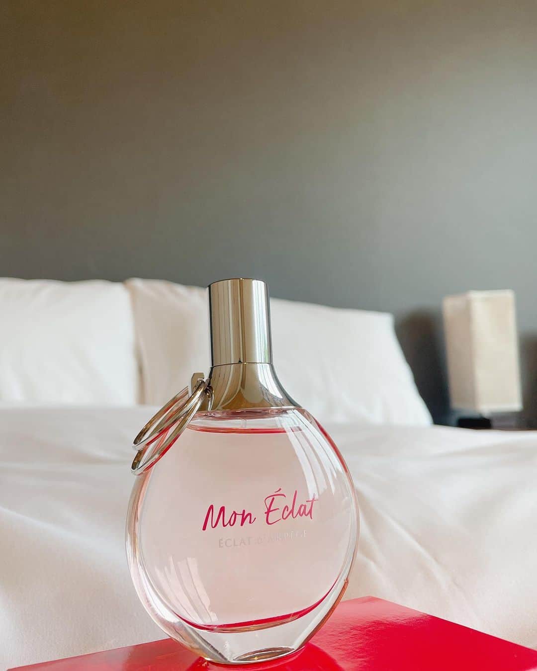 神谷明采さんのインスタグラム写真 - (神谷明采Instagram)「LANVIN （@latelierdesparfums_jp ）様の新作香水💄🔮 「ランバン エクラ・ドゥ・アルページュ モン エクラ オードパルファム」  @cancam_official 様から頂きました💅  フローラルとフルーツの爽やかで華やかな『元気で可憐な少女💐』 という印象から、徐々にジャスミンがふわっと香ってきて、、、 『爽やかさの中に落ち着きのある品のある女性』の印象に🫖  華やかで軽いのでとにかく万人受けするし、何より人と被りずらい香りで、、、  今年の春夏これしか使わなさそう🤭  #ランバンモンエクラ #ランバンフレグランス #ラトリエデパルファム #PR #CanCam #mylanvinperfums #perfums」4月26日 21時22分 - asa_kamiya
