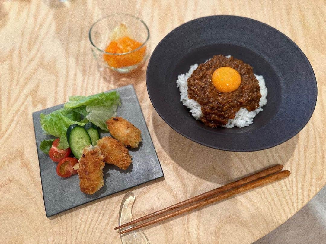 瀬戸サオリのインスタグラム：「パパご飯👨🏻 キーマカレーの日🍛 （パセリ🌿紛失）  大好きな作家さんのお皿 やっぱりキュンときて 良きお皿すぎて幸せ…🩵🤍🩶  #おうちごはん #オーガニック #有機野菜  #saori_cooking」