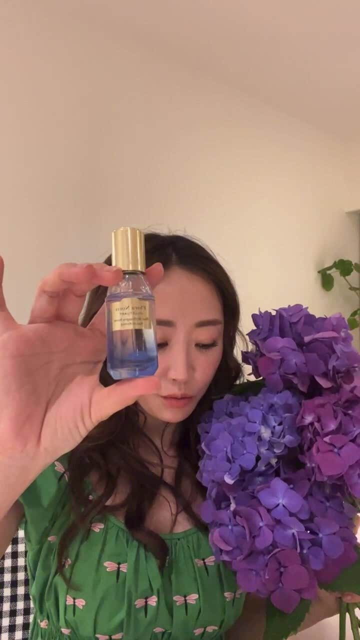 神崎恵のインスタグラム：「・ 香りの纏い方やレイヤードのコツなど、 お話ししました。 今、毎日のようにつけているブルーハイドレンジアの香りもご紹介しました💠💠💠 たくさんのご視聴、コメントをありがとうございました。  #megumisbeautychannel   #タイアップ #フローラノーティス  #ブルーハイドレンジア #floranotis    @floranotis_jillstuart」