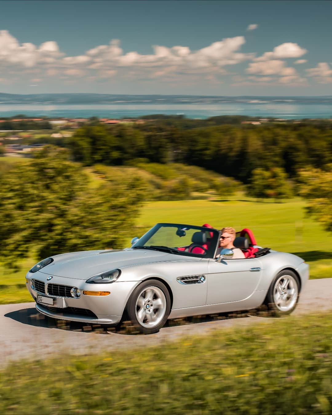 BMWのインスタグラム：「Roof ↓ Mood ↑ 📸: @bmwgroup.experience @rpm.ch #BMWRepost   The 2001 BMW Z8.  #THEZ8 #BMW」