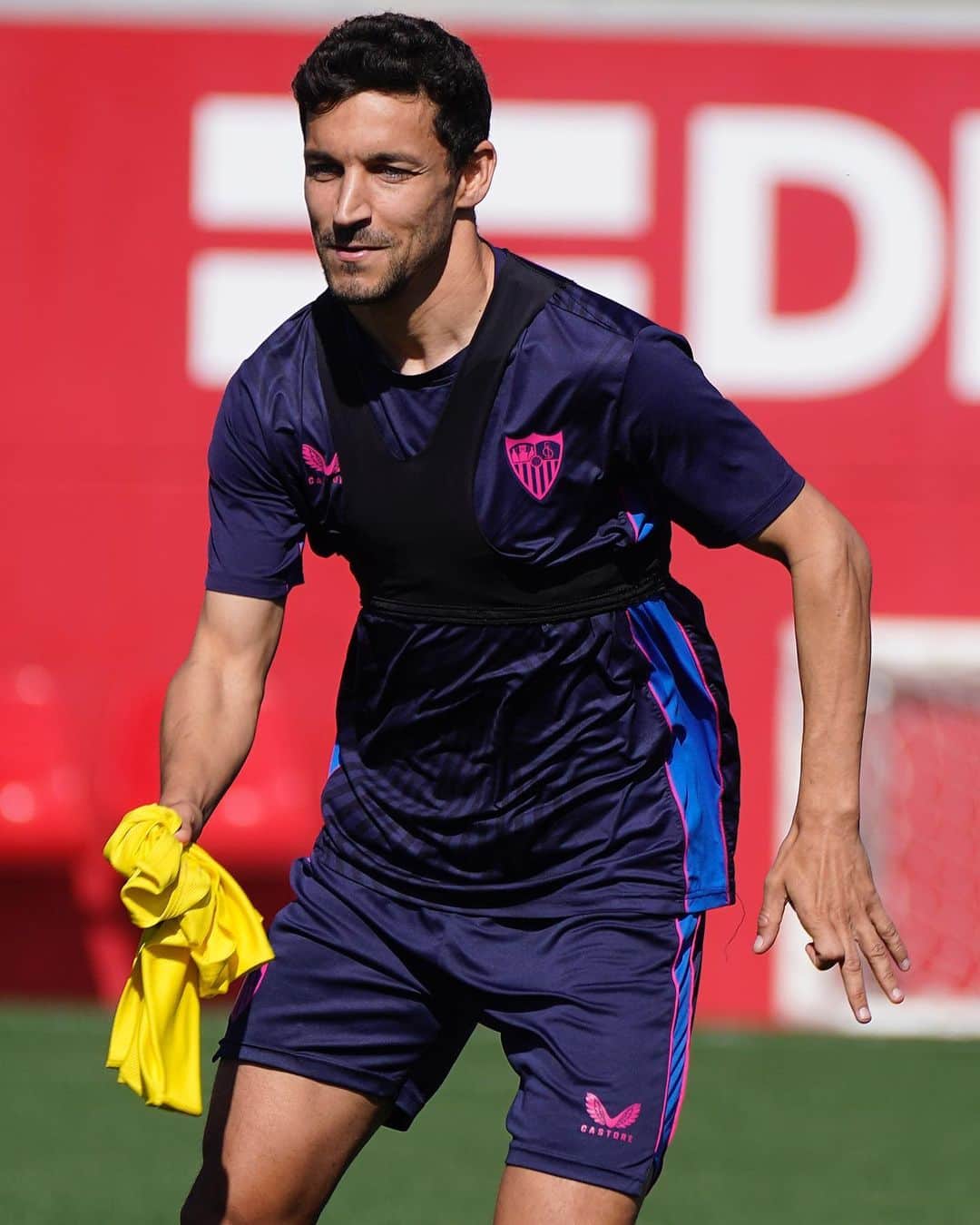セビージャFCのインスタグラム：「🔜 #AthleticSevillaFC ⚔️  #WeareSevilla #NuncaTeRindas #training #sevillafc #sevilla」