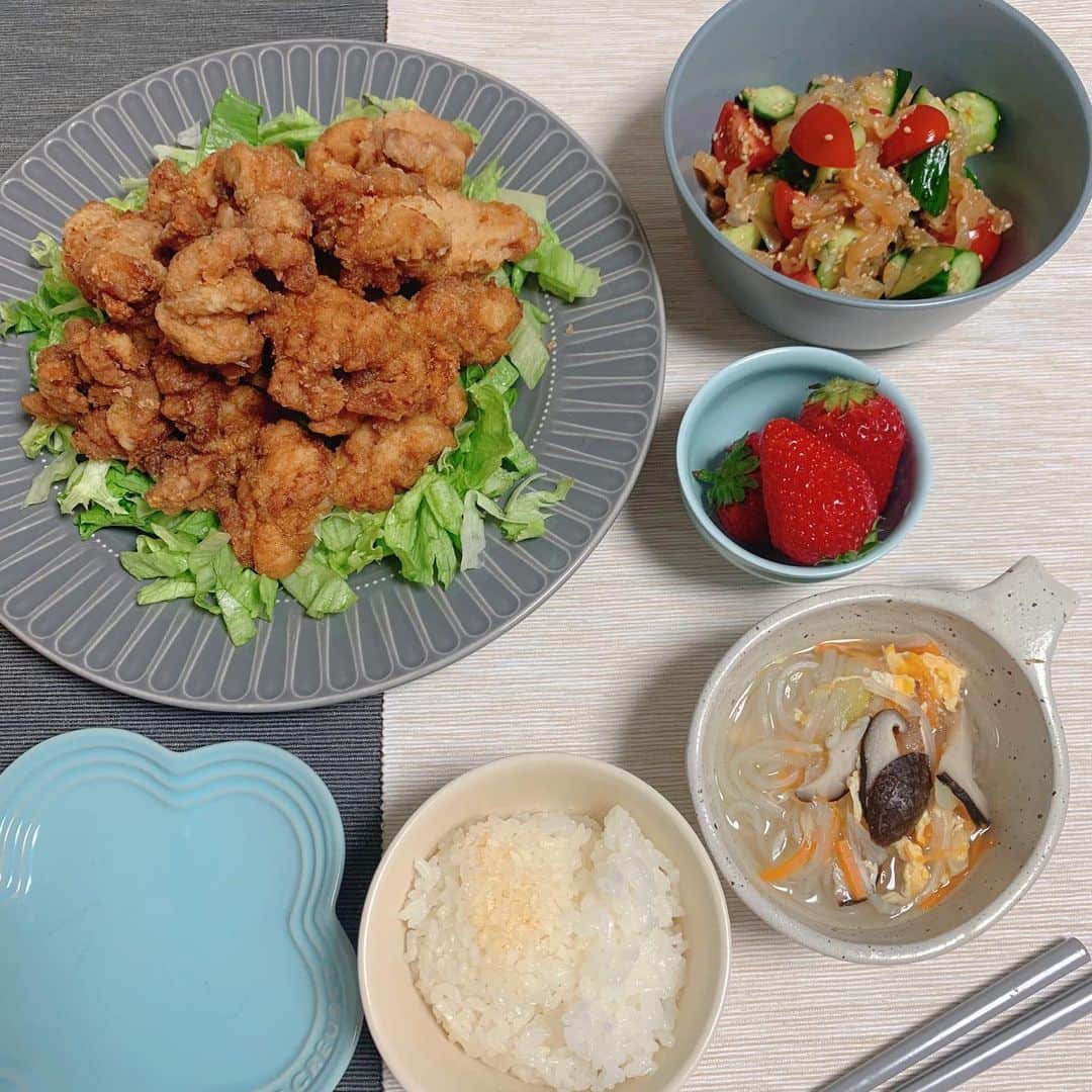 高橋まりなのインスタグラム：「. 今日は長女の中学校の保護者会でした✨ 全学年の保護者会の後に、部活の保護者会へ。 長かった…🫠 こんな日は、SL Creations頼りの夕食になります♡ @slcreations_official . 🍗鰹の風味が決め手!鶏もも唐揚げ 🍅味付くらげ、きゅうり、トマト和え 🍲マロニーのスープ&🍚 🍓いちご .  ご飯にいいお焦げがついた🤭 唐揚げはなんとレンチン😳 『いつもと違う〜おいしい〜』 と大人気でした♡ 唐揚げを和風に作ったことがないので、今度作ってみようかな📝 味がしっかりしてるので、レタスがもりもりすすむ🥬 味付くらげは、長女のお気に入りで、リピート！ 味付け不要で、きゅうりとトマトと和えるだけ♡ . デザートは、これまたリピートのひとくちチョコアイス😋 抹茶味もいちご味も本当に美味しいんだ♡ 家事の合間に食べるのが密かな楽しみ🤫笑 . . . #slcreations#安心安全#冷凍食品#無添加#slcreationsのある暮らし#PR#鰹の風味が決め手鶏もも唐揚げ#味付くらげ#マロニー#ひとくちチョコアイス#簡単時短#エスエルクリエーションズ#保護者会#3きょうだい#よく食べよく寝る3きょうだい」