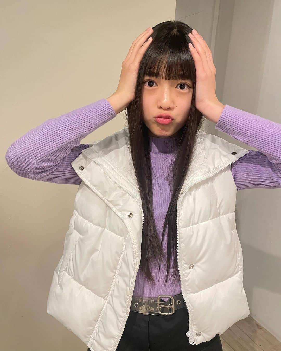 豊川亜咲さんのインスタグラム写真 - (豊川亜咲Instagram)「💜💜 . 前髪cut💈フルバングしたよ🧏‍♀️ トリートメントしてもらって サラサラストレートなった🧴✨  #美容院 #フルバング #ストレートヘア  #サラサラヘア」4月26日 21時30分 - a_chan_1o3o
