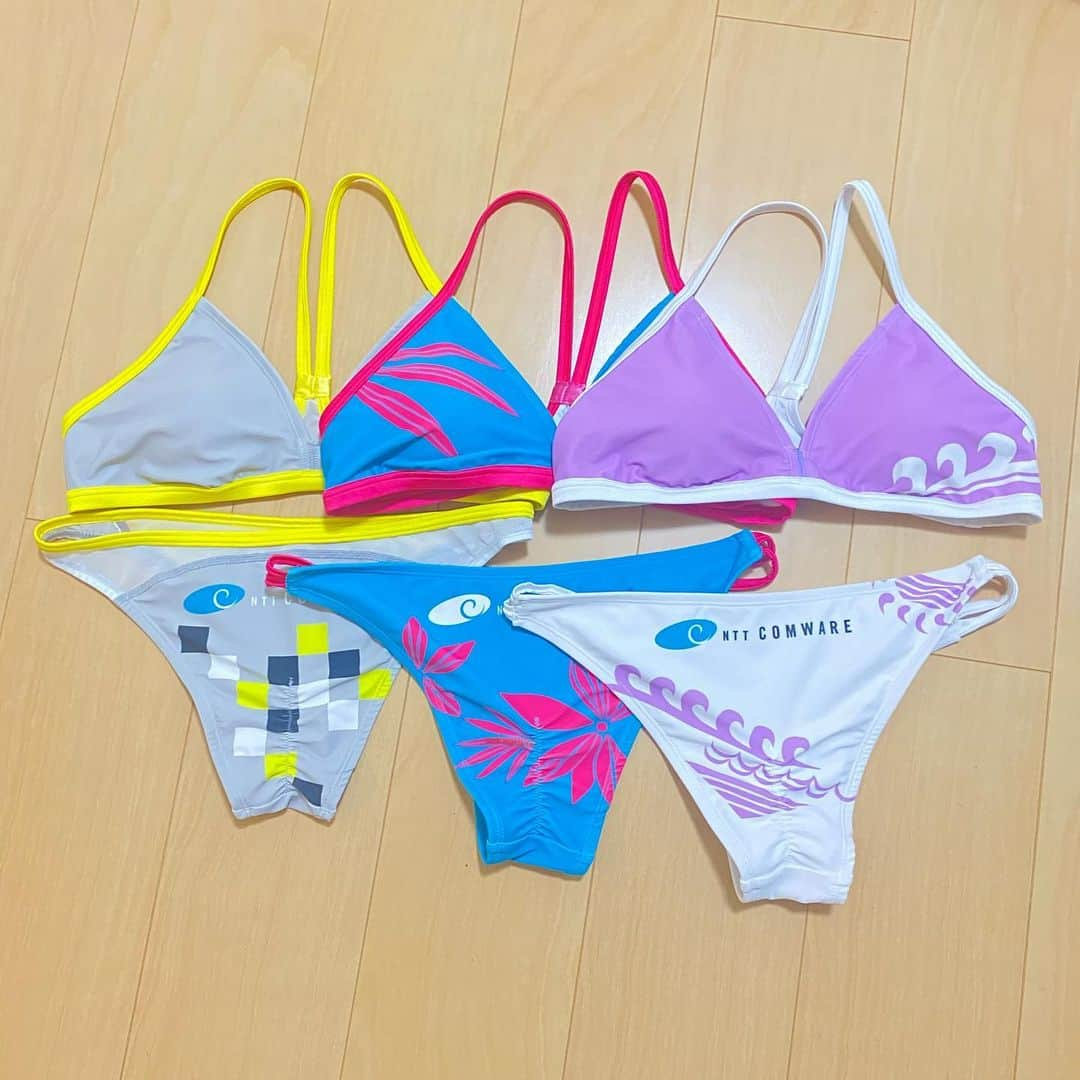 長谷川暁子のインスタグラム：「NEW SEASON 🏖 NEW BIKINI 👙 NEW UNIFORMS 🎽  What is your favorite?🥰 みんなの好きな色をコメントしてね🔶 人気の色を開幕戦で着るかも🤗 ⁡ #beachvolleyball #volleyball #女子アスリート #トレーニング女子 #ビーチバレーボール #バレーボール #ＮＴＴコムウェア #nttcomware  #長谷川暁子 #akikohasegawa #newerajapan #footmark #bikini」