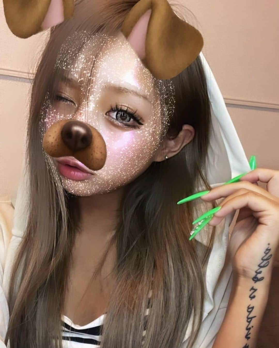 瀬戸ももあのインスタグラム：「ナチュラルめなギャルメイク研究してた〜🌺💄✨まだまだ難しい( ˘•ω•˘ )笑  最近なつ近ずいてきて部屋の中も暑い事増えてきたからこの着るケット最高マジで涼しい😂😂 1回着てみて欲しいぐらいすぐ身体ひんやりする🥹暑がりなももには夏必須アイテムすぎますね🫡  ドンキでしか買えないブランドみたいだから行った時チェックしてみて(*^^*)」