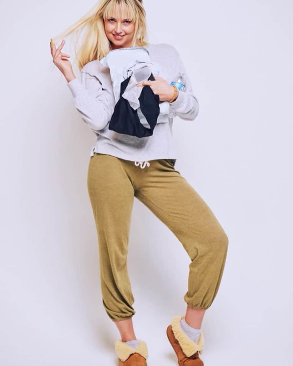 ジェネビーブ・モートンのインスタグラム：「Playing around in studio between shots, love my @llbean slippers too」