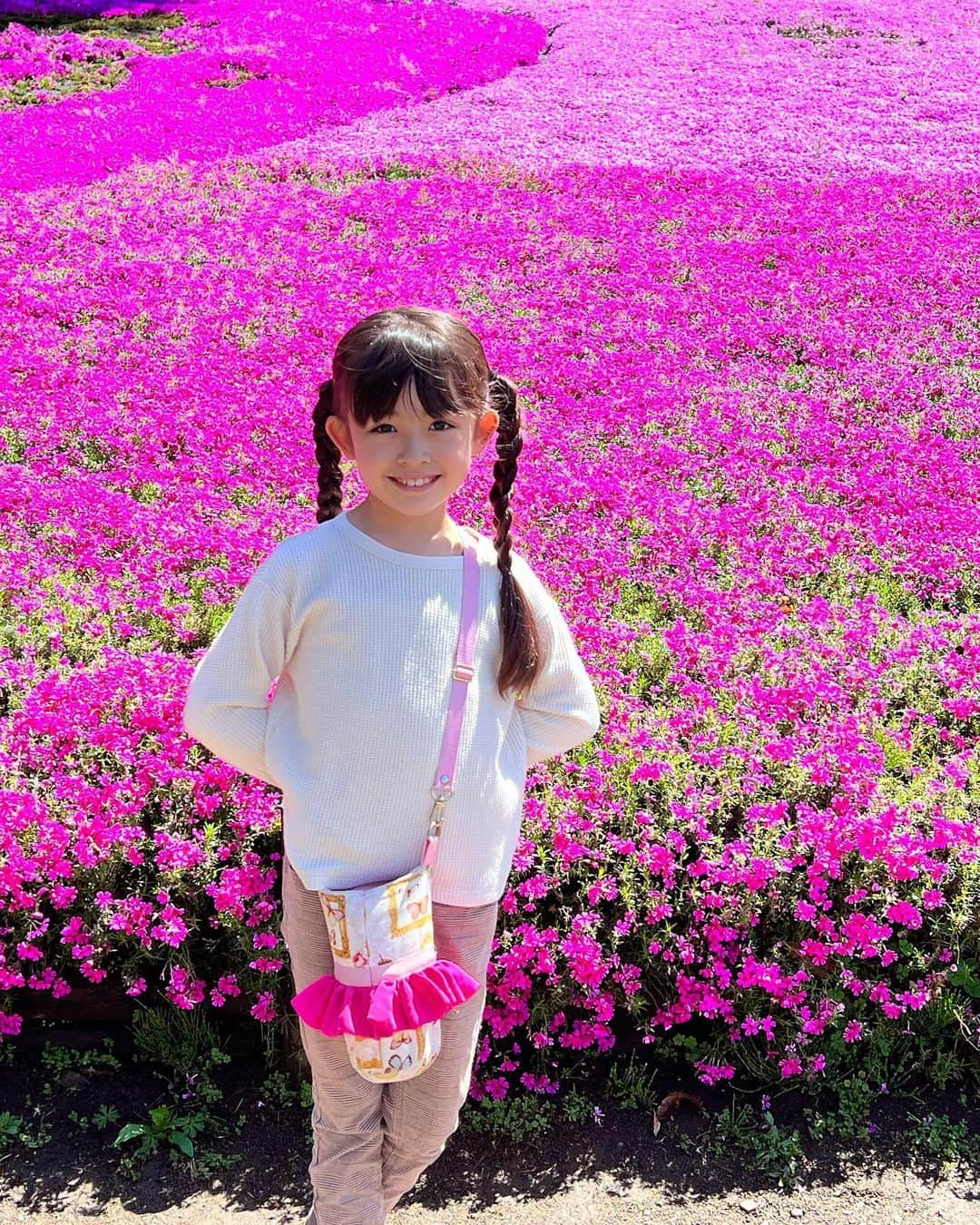 アレン明亜莉クレアさんのインスタグラム写真 - (アレン明亜莉クレアInstagram)「🌸  芝桜を見に行きました🌸 いい天気で気持ちが良かったです  メアリーは白の芝桜が一番好きだそうです🤍  GWはお出かけしますか〜？  #芝桜 #羊山公園 #芝桜2023 #アレン明亜莉クレア #ハーフモデル #子役」4月26日 12時36分 - mary.2015c