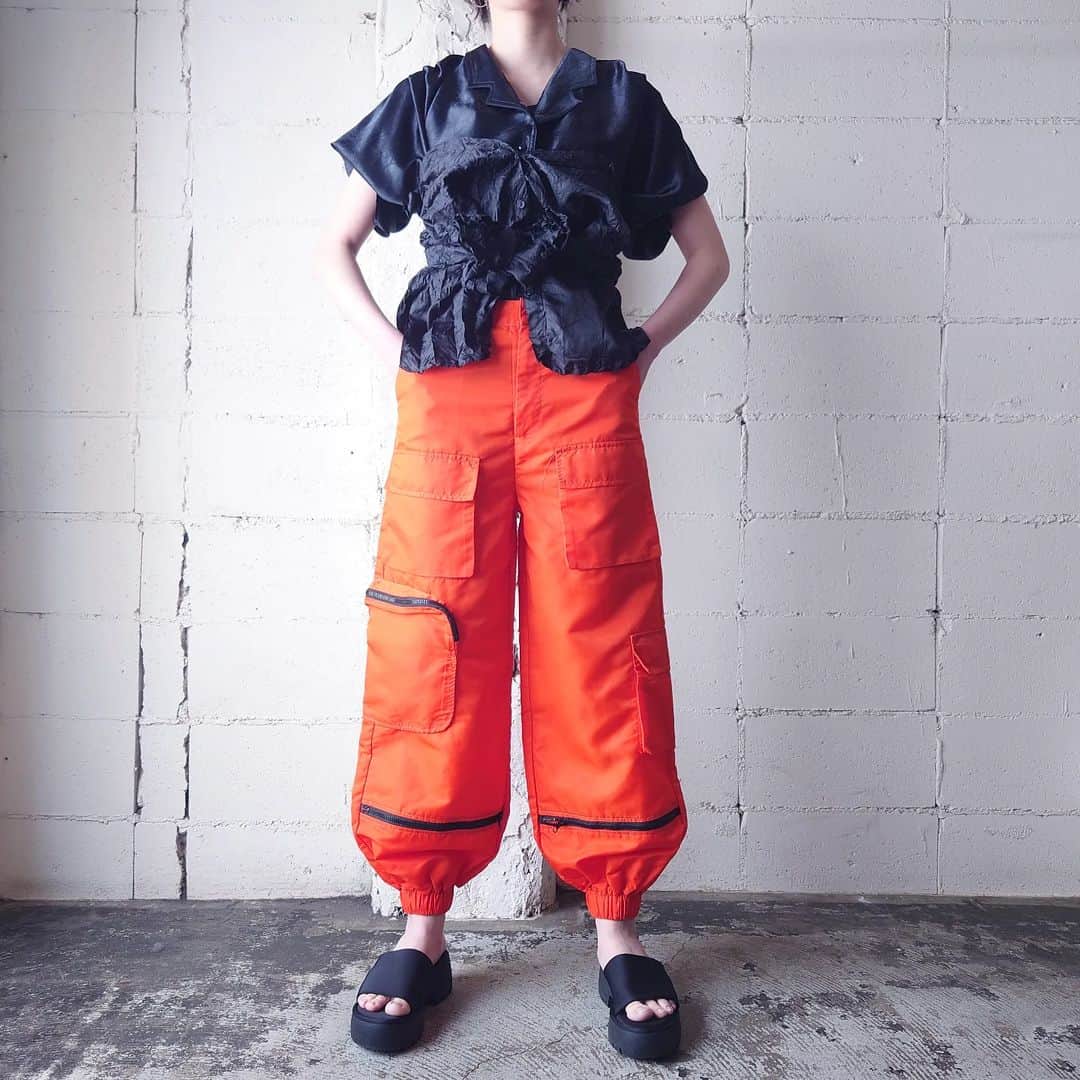 吉祥寺 古着屋 Orfeoさんのインスタグラム写真 - (吉祥寺 古着屋 OrfeoInstagram)「. ●Orange Nylon Design Cargo Pants  #orfeo #kichijoji #tokyo #vintage #used #fashion #coordinate #outfit #オルフェオ #吉祥寺 #東京 #古着 #古着屋 #ヴィンテージ #レディース古着 #吉祥寺古着屋 #コーディネート . . . お問い合わせはインスタグラムのプロフィール掲載のメールアドレスにお願いいたします。コメント、DMでのお問い合わせは受け付けておりませんのでご了承ください。 店頭に出ていないONLINE SHOPの商品もご購入頂けます。気になる商品がございましたら店頭スタッフにお気軽にお声掛けください。」4月26日 12時48分 - orfeokichijoji