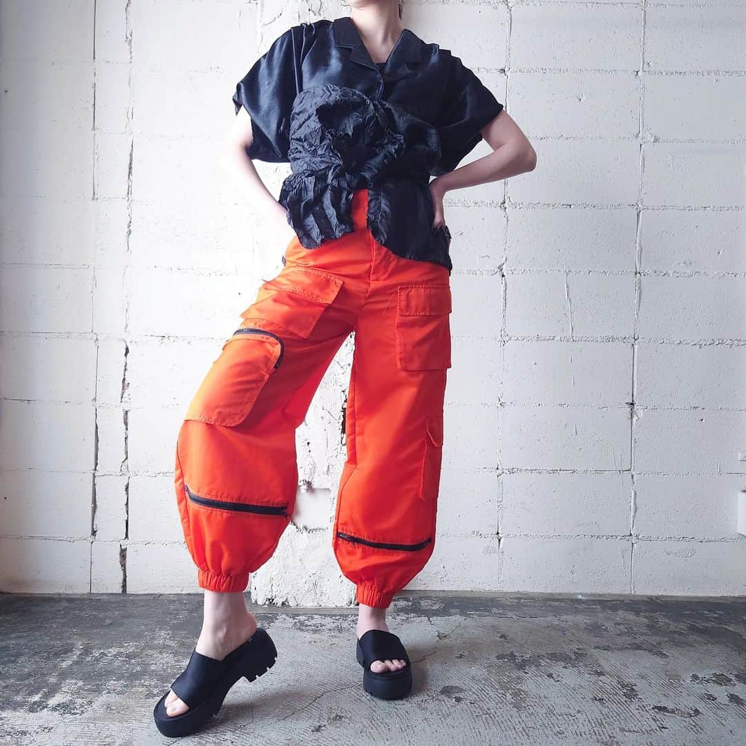 吉祥寺 古着屋 Orfeoのインスタグラム：「. ●Orange Nylon Design Cargo Pants  #orfeo #kichijoji #tokyo #vintage #used #fashion #coordinate #outfit #オルフェオ #吉祥寺 #東京 #古着 #古着屋 #ヴィンテージ #レディース古着 #吉祥寺古着屋 #コーディネート . . . お問い合わせはインスタグラムのプロフィール掲載のメールアドレスにお願いいたします。コメント、DMでのお問い合わせは受け付けておりませんのでご了承ください。 店頭に出ていないONLINE SHOPの商品もご購入頂けます。気になる商品がございましたら店頭スタッフにお気軽にお声掛けください。」