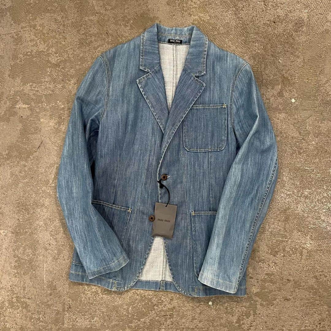 LAUNCHさんのインスタグラム写真 - (LAUNCHInstagram)「▶︎ #miumiu  ▶︎ 2B denim tailored jacket  ▶︎ #lanvin  ▶︎ sweatpants  #lookoftheday #mensfashion #outfitoftheday #styleiswhat#fashion #europe #usa #paris #italy #vintageclothing #usedclothing #french #archive#style #styling #snapshot  #古着 #古着屋 #金沢 #竪町 #金沢古着屋 #アーカイヴ #メンズファッション」4月26日 12時48分 - gent_kanazawa