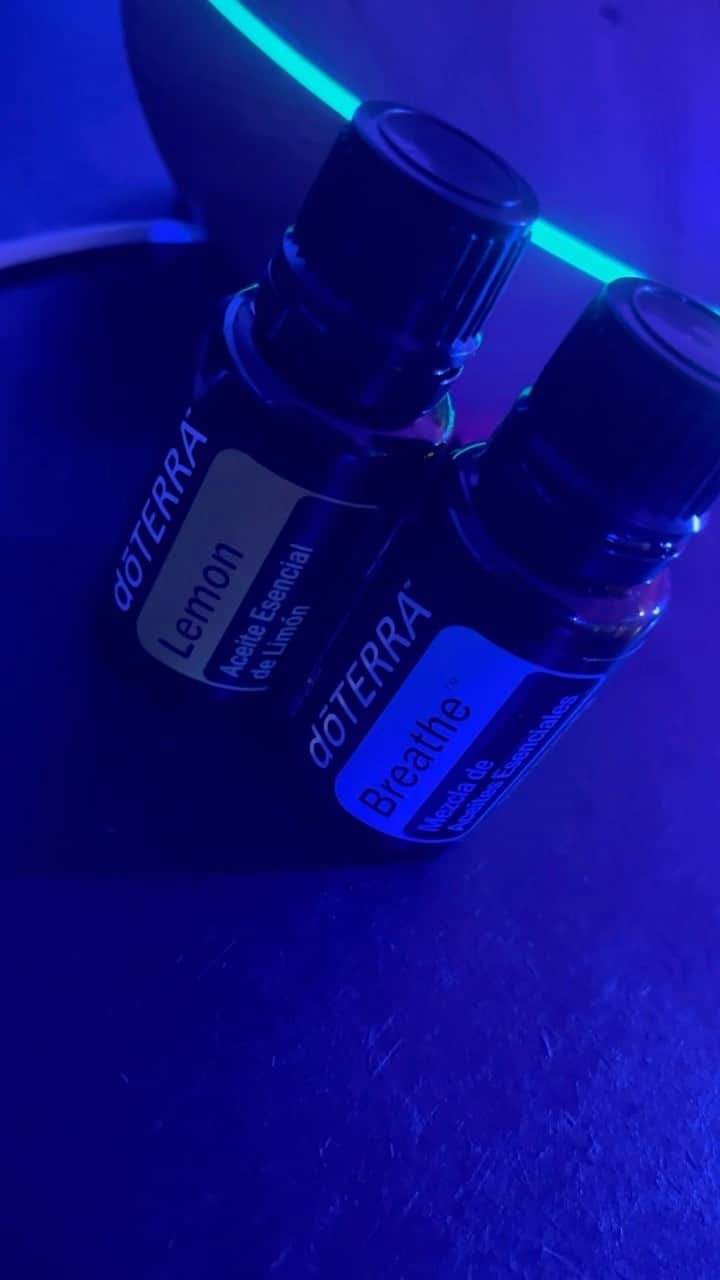 クラウディオ・リースのインスタグラム：「hoy quise transformar mi clase en una Experiencia y gracias a mis aceites @doterracl logré el objetivo!!   En un difusor aplique Gotitas de Lemon y Breathe !! La mezcla perfecta para activarte y purificar el aire. Bailamos y entrenamos con un aroma encantador y limpio!!   Fue maravilloso!!!」