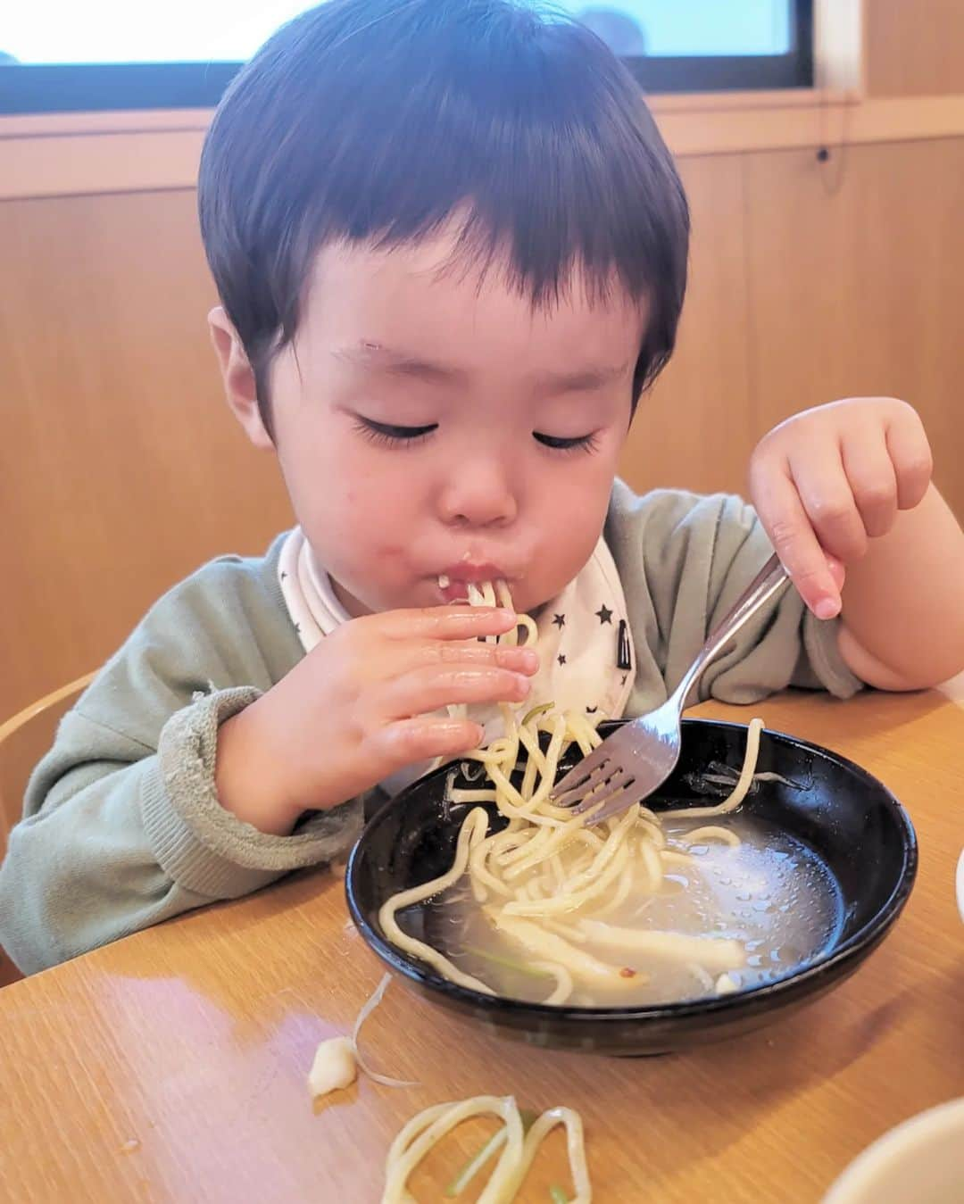 石関友梨さんのインスタグラム写真 - (石関友梨Instagram)「30種類ものサーモン祭り🐟久しぶりのスシローに感激！⁡ ⁡⁡ ⁡高騰もあり以前よりお値段上がりましたが⁡ 全然問題なく、メニューも豊富で、ネタも美味しく、ボリューム満点大満足でした⁡😋💓⁡⁡ ⁡⁡ お手伝いはまだありますが⁡ ⁡⁡息子もいろいろんなものを1人で食べれるようになってきたので。外食も少しずつではあるけど楽になってきました😊✨⁡ ⁡⁡⁡ ⁡サーモン祭は期間限定なので⁡ ⁡お早めに🍀⁡ ⁡ ⁡⁡ #スシロー #サーモン祭り #サーモンマウンテン #サーモンおはぎ」4月26日 12時44分 - yurimorico