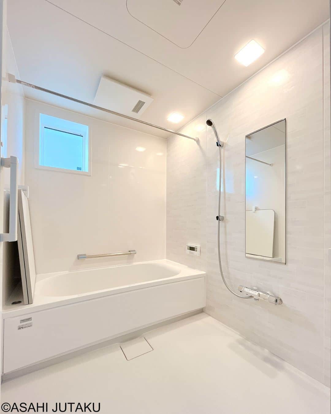 朝日住宅株式会社さんのインスタグラム写真 - (朝日住宅株式会社Instagram)「《浴室》 浴室全体が白を基調とした内装ですが、アクセントパネルには木目調の模様が入っています。 またカウンターを設置していないのでお掃除がしやすくなっています。 オシャレ上級者の浴室となりました。  ✜✜✜✜✜✜✜✜✜✜✜✜✜✜✜✜✜✜✜✜✜✜✜✜ 施工例をもっと見たい方は こちら⇒ @asahijutaku  浜松笠井展示場ご見学希望の方は こちら⇒ @asahijutaku.hamamatsu  ✜✜✜✜✜✜✜✜✜✜✜✜✜✜✜✜✜✜✜✜✜✜✜✜  #浴室 #アクセントパネル #朝日住宅 #住宅会社 #住宅デザイン #インテリア #マイホーム #マイホーム計画 #家づくり #おうち時間 #こだわりの家 #施工例 #新築 #一戸建て #注文住宅 #自由設計 #規格住宅 #高気密高断熱 #免疫住宅 #全館空調 #暮らしを楽しむ #丁寧な暮らし  #静岡県西部注文住宅 #磐田市 #磐田市住宅会社 #磐田市注文住宅 #浜松市 #浜松市住宅展示場 #浜松市モデルハウス」4月26日 12時45分 - asahijutaku