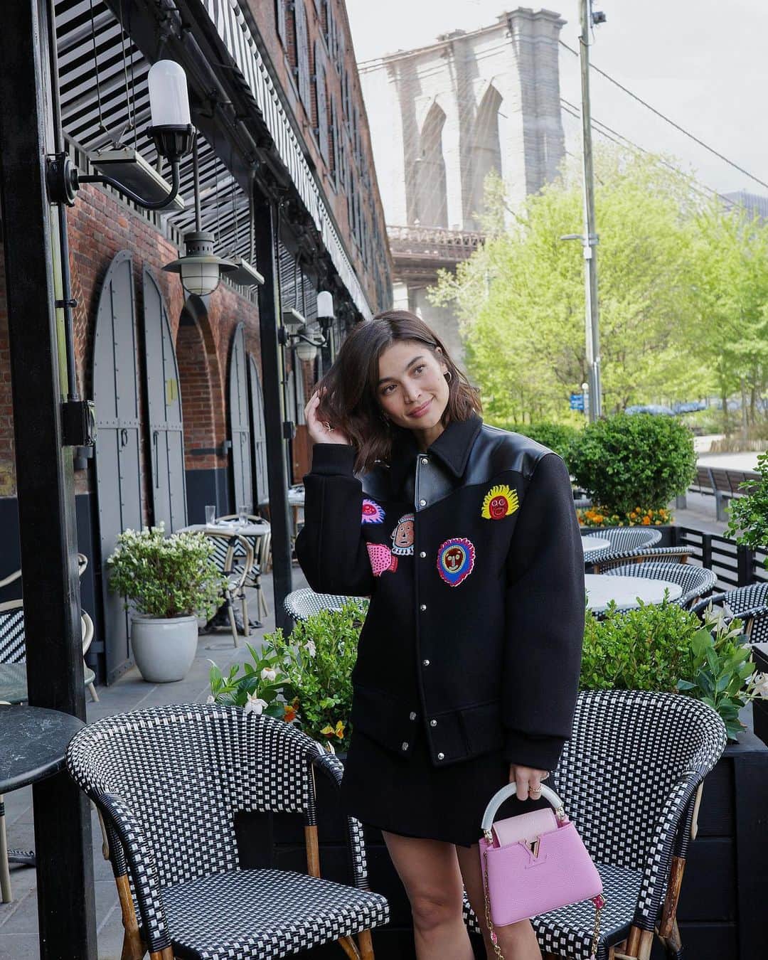 アン・カーティスのインスタグラム：「Day 1 with @tiffanyandco ✨💎 Tomorrow is going to be even better 🤍  @louisvuitton #louisvuitton #lvxyayoikusama #lvcapucines #tiffanyandco」