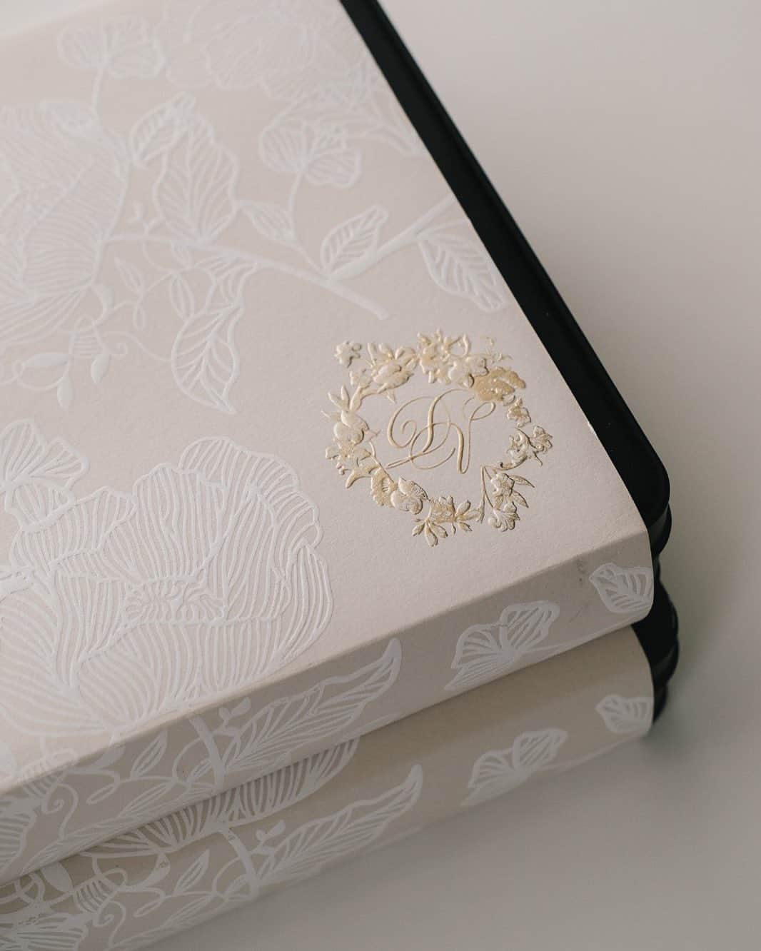 Veronica Halimさんのインスタグラム写真 - (Veronica HalimInstagram)「Still in love with this chocolate box sleeve design that features a white, embossed, hand-drawn floral pattern on beige-colored paper. It also includes a beautifully printed gold foil embossed monogram. —  #packagingdesign #truffypi #chocolatepackaging #monogram #prettychocolate #luxurypackaging #calligraphy #moderncalligraphy #prettypackaging #ldvh  #wrapping」4月26日 12時47分 - truffypi
