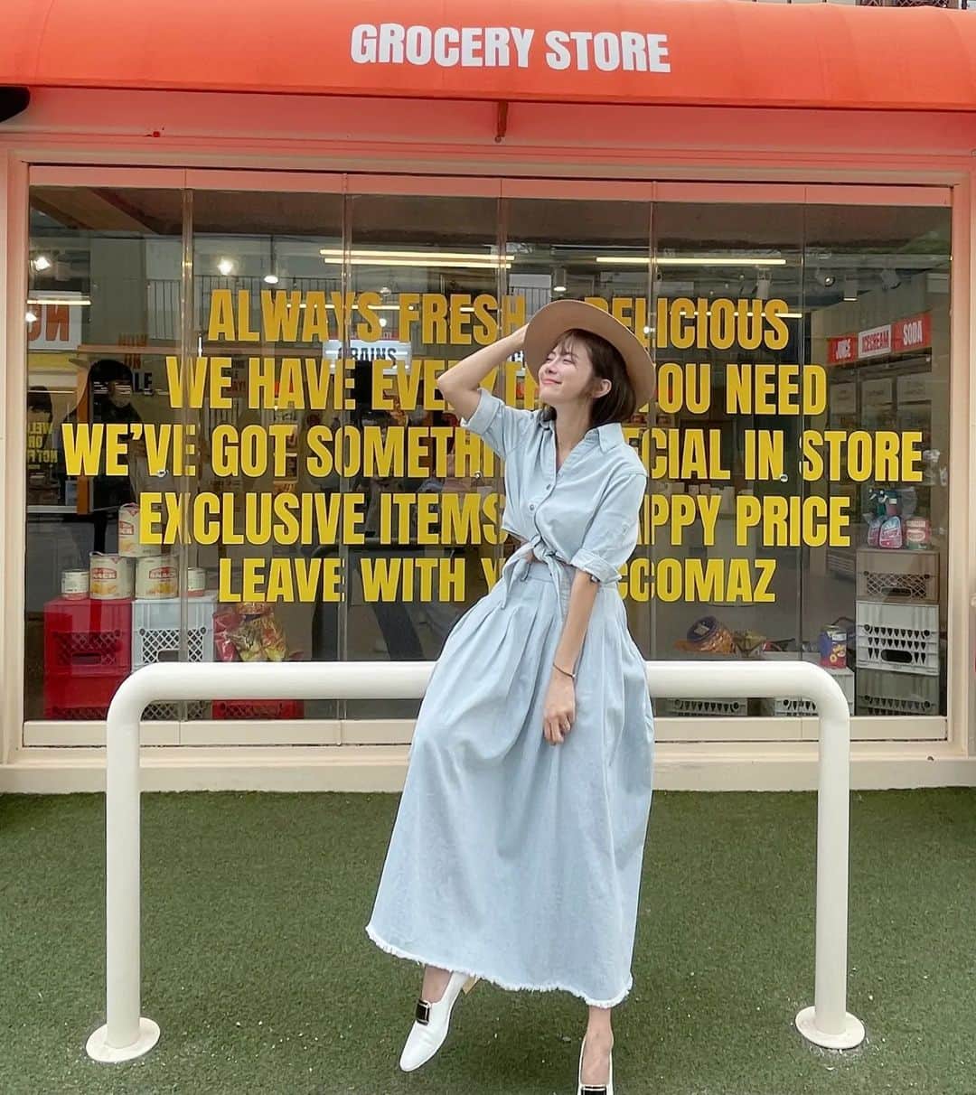ユ・ハナさんのインスタグラム写真 - (ユ・ハナInstagram)「요 치마는  구김도 적고 원단도 부드럽고 못난 다리도 안보이고 블라우스에도 티셔츠에도 막 입을 수 입고 운동화에 샌들에 구두에 부츠에  한 겨울 빼고는 쭈욱 입을 수 있어서 소장가치 만프로에요🖤  센스쟁이들 이시니  더 잘아시죠?😄  제시뉴욕×프롬하나  내일 오픈이에요!」4月26日 12時57分 - hahana111