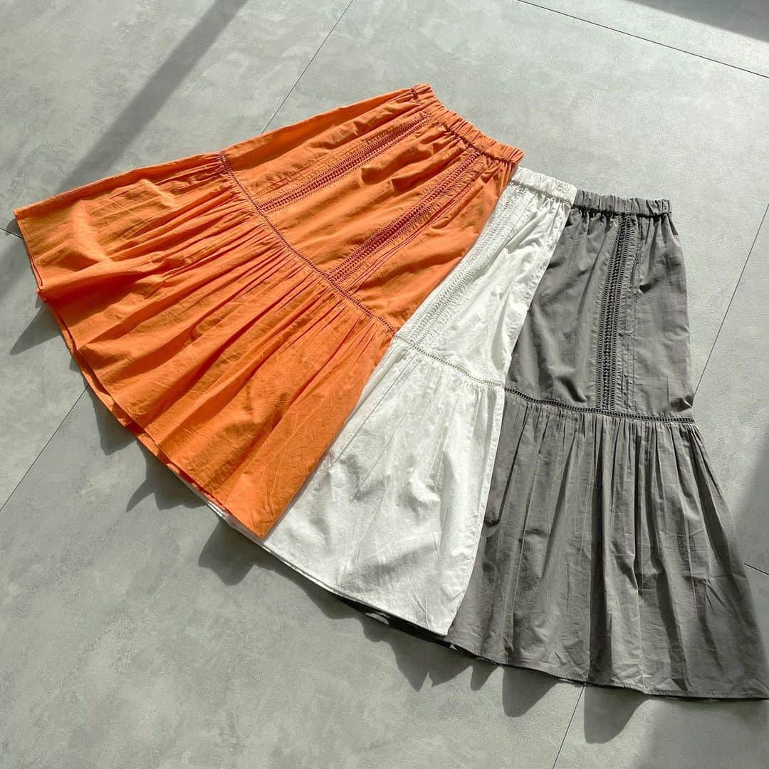 Lugnoncure（ルノンキュール）さんのインスタグラム写真 - (Lugnoncure（ルノンキュール）Instagram)「【Recommend Style】 インド綿を使用したナチュラルな風合いの スカートに、ゆったりとしたフレンチスリーブ のニットを合わせたリラックスコーデ。 ⁡ 鮮やかなカラーのアイテムを取り入れて 夏のエネルギッシュな気分を先取りしてみて。 ⁡ ⁡ #knit ¥3,960(tax incl.) _No.1609616 off-white/blue/black ⁡ #skirt ¥7,590(tax incl.) _No.1506062 off-white/orange/charcoal ⁡ #bag ¥5,940(tax incl.) _No.1817365 off-white/navy 4月下旬発売予定 ⁡ #sandals ¥5,940(tax incl.) _No.1817304 off-white/black ⁡ ⁡ ※オンラインショップにも順次入荷いたします。 ⁡ ⁡ ※商品画像は、撮影環境やご利用のPC・スマートフォンのモニター環境などにより実物と色味に差異がある場合がございます。 ⁡ ⁡ ⁡ #lugnoncure #ルノンキュール #オフコーデ #オフスタイル #休日コーデ #大人カジュアル #大人カジュアルコーデ #カジュアルコーデ #ナチュラルファッション #リラックスコーデ  #サマーニット  #スカート #コットン #2023ss #summer #canshopig」4月26日 13時05分 - lugnoncure
