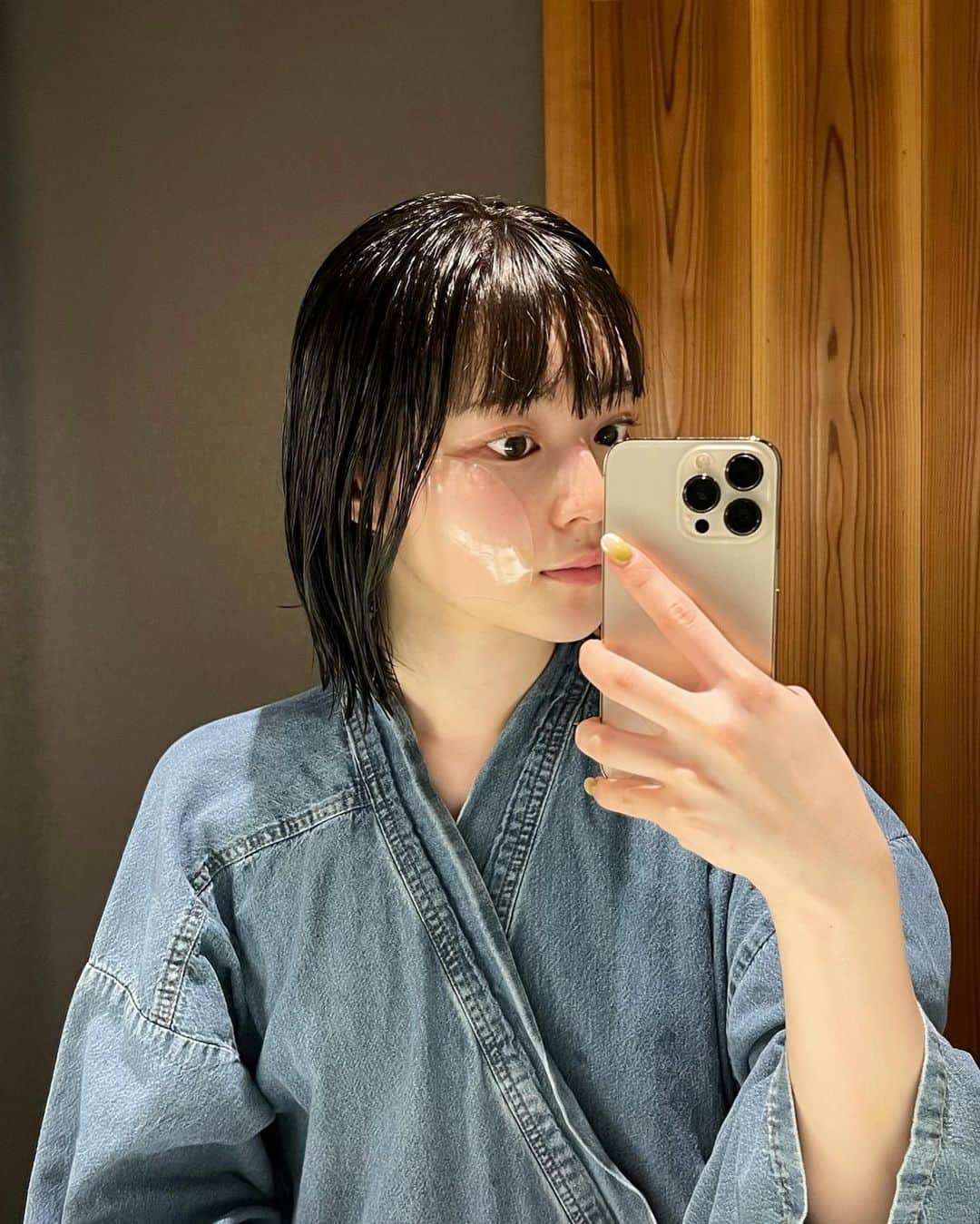 山崎江莉さんのインスタグラム写真 - (山崎江莉Instagram)「@superegg_jp のイベントに参加させていただきました✨  たまごのようなつるつる肌を、肌へのダメージなく実現させてくれるヴィーガンスキンケアブランドがNYから日本に初上陸🥚  お風呂上がりに私も早速使ってみたところ、特に頬用のパックが速攻お気に入りになりました🤝🏻  使用すると気になっていた赤みがだいぶ引いてくれて感動でした  クリームも肌への浸透度がとても高くて、次の日でもぷるぷるな肌を保ってくれます😚  アイクリームは肌に優しい質感でジェル状なので、肌の弱い方にもおすすめ✨  これからじっくり使って効果がより出るのが楽しみ⌛  #superegg  #スーパーエッグ  #ヴィーガンエッグ #スキンケア」4月26日 13時08分 - o10913