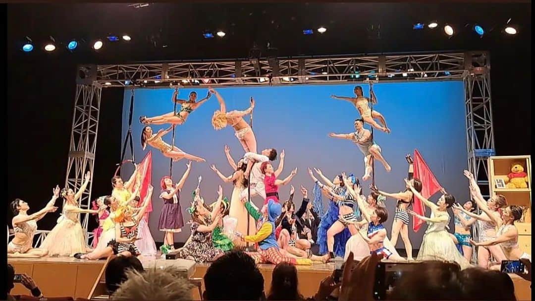 EMYのインスタグラム：「@wild_cat_pole_dancer 主催 @studiocat_nekodojo 発表会 福岡中央市民センターホール スタジオ9周年記念公演 「カノン」  大会で交流を深めた大切な仲間キャッちゃんの公演に参加させて頂きました✨  初めてのホールでの発表会開催、皆で舞台を作ること。  大掛かりな分とても大変だったと思いますが、色々な想いが重なり合って、とても素晴らしい物語とステージがありました。  みなさんとても輝いていて、楽しそうだったり、向かう姿に感動したし、何よりステージを純粋に楽しませて頂きました✨  仲間に入れて頂き感謝します。  9周年！そして記念公演無事終演！ 本当におめでとうございます㊗️  素敵な公演に混ぜてもらってしあわせでした✨  一緒に行こうと声をかけてくれた @naoto_polegram さん  一緒に踊ってくれた @kaoriaamor ちゃん  大会を機に色んな交流をもてている @aipoledancer0118 ちゃん  楽しい思い出もたくさんありがとうございました💓  公演に関わる全てのみなさん、お客様、福岡で交流をもてたみなさんに感謝しています🌸  ますますのご発展をお祈り申し上げます🎀✨  みなさまお疲れさまでした！！！ キャッちゃんありがとう💖」