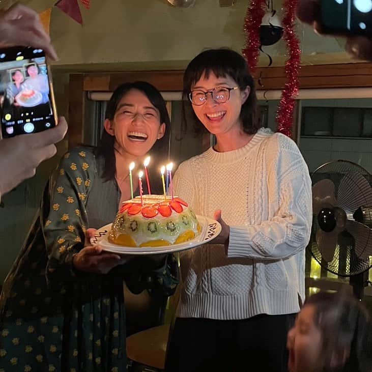 鈴木麻衣花のインスタグラム：「お誕生日当日は同じ生年月日ののんちゃんと一緒にお祝いして貰いました♡ だんだん信じられない歳になってきたけど、いくつになってもお友達とワイワイできる幸せを噛み締めて良い歳にしたいと思います♡ #お誕生日#アラフィフ」