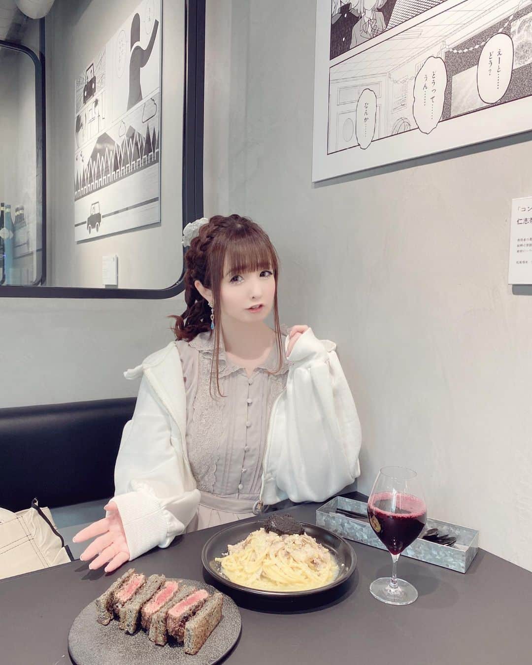 伊藤芽衣のインスタグラム：「いつの日かの 原宿ランチ♡ ⁡ 4/14にオープンしたばかりの マンガギャラリーカフェ！ ⁡ "The Unknown cafe Gallrey" ⁡ @ukcg_jp  ⁡ 少年ジャンプ＋に 掲載中の、 まだUnknownな漫画家さんの 作品が壁一面に ディスプレイされているみたい♡ ⁡ お料理も店内もモノクロで 統一されていて、 とてもおしゃれな無機質カフェ♡ ⁡ 早速行ってみました！ ⁡ 頼んだのは ビーフカツサンドと、 ナポリタン♡ ぶどうジュース🍇 ⁡ パスタ、 この見た目で、 味はしっかりナポリタンでした！ ⁡ びっくり！！！ そしてとてもおいしい♡ ⁡ 空間もゆったりしていて とても居心地がよかったです♡ ⁡ つぎは まっくろなパンケーキと クロワッサンも 頼みたい♡ ⁡ この日は 偶然、めいちも モノトーンな装いでした♡ ⁡ ワンピース＊ @fi.n.t_official  さん♡ ⁡ パーカー＊ @evelyn.official さん♡ ⁡ #原宿カフェ　#神宮前カフェ #原宿ランチ　#原宿めいちカフェ巡り #無機質カフェ　#2dスイーツ #モノトーンコーデ」