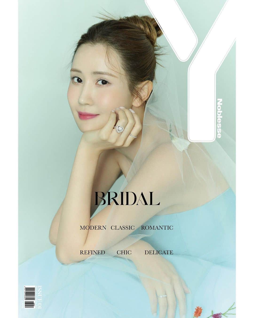 イ・ダヘのインスタグラム：「특별하고 소중한 화보 촬영이었습니다. 도와주신 모든분들 감사합니다🙏  @ymagazine_official  styling director 정윤기 styling 김영미 editor 정유진 flower styling 유승재  hair 김태현 makeup 조아라 assistant 이혜연」