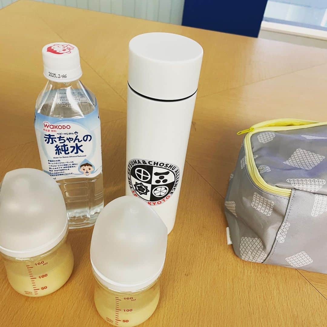 美甘子のインスタグラム：「1ヶ月検診が初めてのおでかけだったので、オムツポーチやミルクの準備もしていきました。うまくできるか不安でしたが、無事できて良かった。 @reki_jin  さんからいただいた、薩長同盟サーモスステンレスボトルにお湯を入れて持ってきました。 新しいボトルなので赤ちゃん用にします👶ありがとうございます☺️  #薩長同盟サーモスステンレスボトル #rekijin」