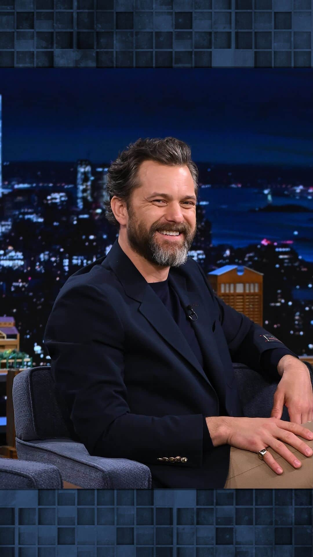 ジョシュア・ジャクソンのインスタグラム：「@vancityjax reacts to trending on Twitter for a flashback #DawsonsCreek clip 🤣 #FallonTonight」