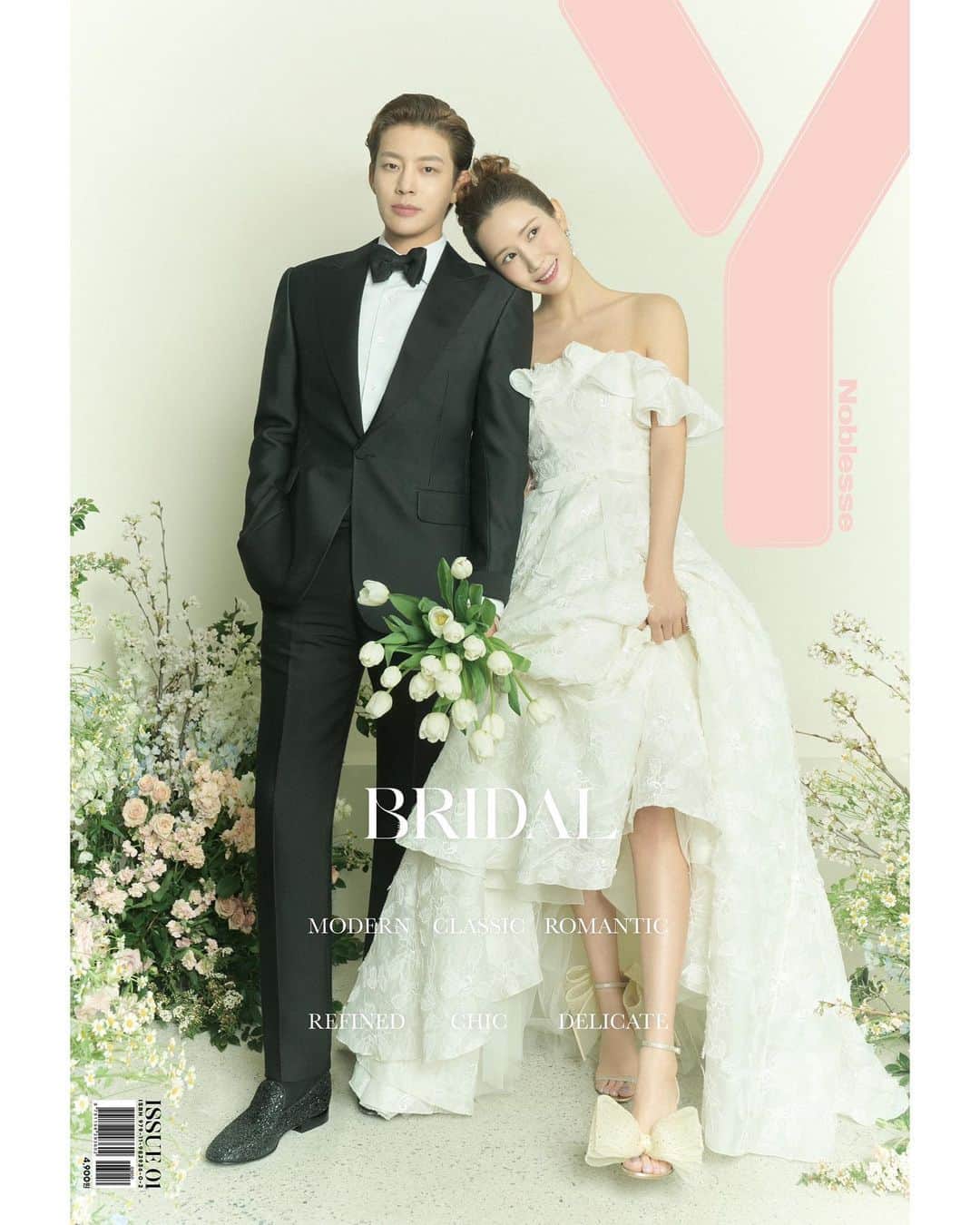 SE7ENのインスタグラム：「@ymagazine_official #감사합니다🙏🏼   editor 정유진 photographer 목나정 styling director 정윤기 styling 김영미 flower styling 유승재 hair 김태현 makeup 조아라 assistant 이혜연」