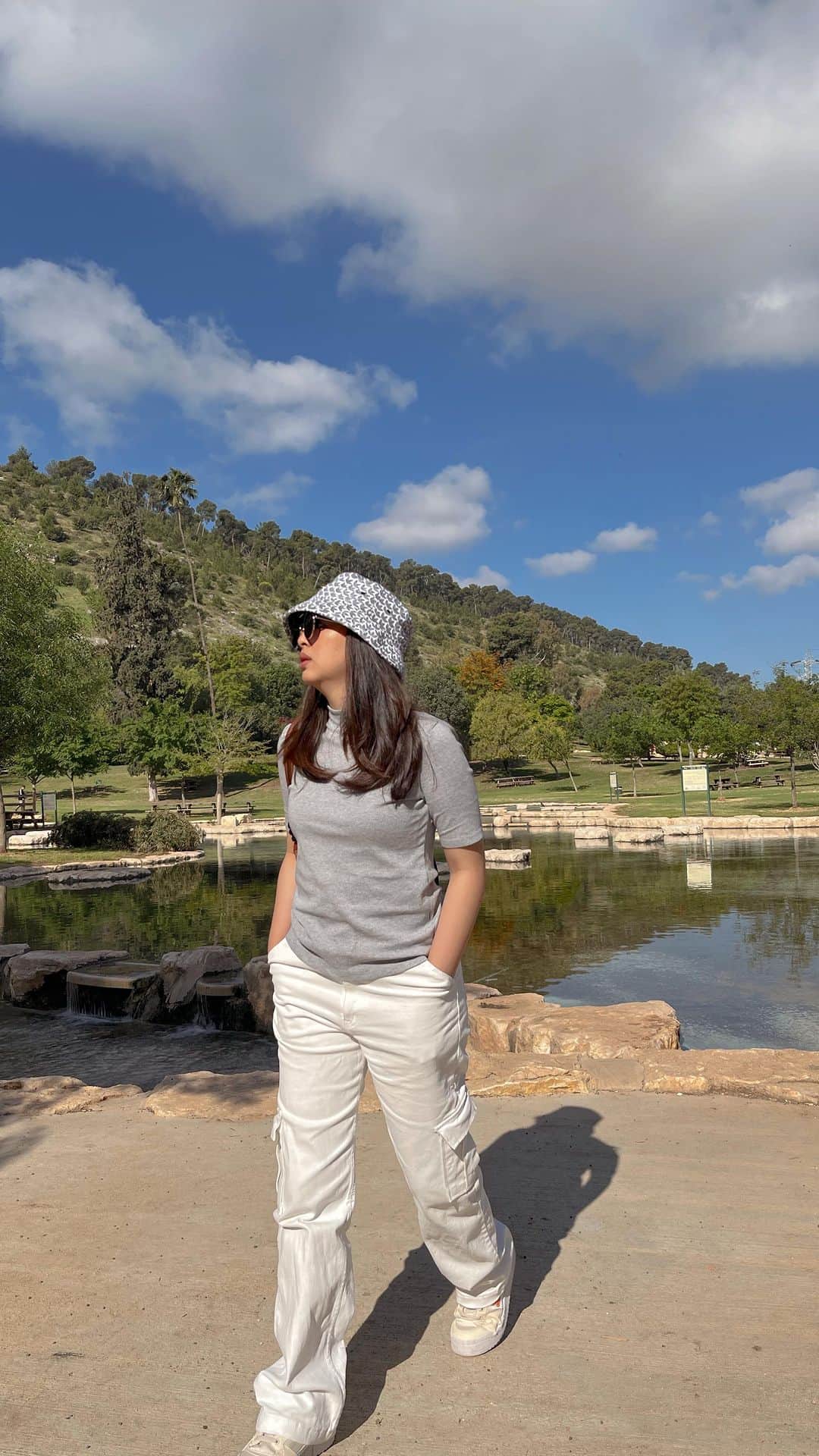 のインスタグラム：「Perjalanan 13 jam ternyata bikin kaki mau copot juga ya, tapi gak sia-sia sih zuzur pas dateng ini negara bagus polll. Cuma weathernya ini loh cukup extrime nanti dingin nanti panas kayak thermos HAHA. Thank God @scarlett_whitening udh disiapin dari jauh-jauh hari jadi sampe hari ini kulit badan aman semuanya gada yang jadi kurma kisut🤪」