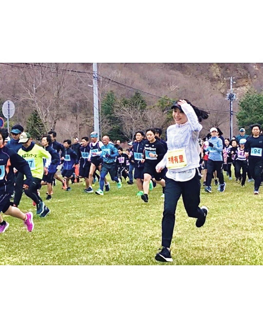 市橋有里のインスタグラム：「【ほんべつクロスカントリー大会】  先日は帯広、本別町で開催された ほんべつクロスカントリー大会に ゲストランナーとして参加させていただきました。 8年ぶりの開催でしたので 皆さんの熱量もたっぷりで 前日には町内の皆さんに講演もさせていただきました。 遅い時間にも関わらずお集まり頂いた皆様 ありがとうございました。 お会いできて嬉しかったです😌  そして大会は、とにかくみんなが芝生の上を 思いっきり駆け巡る楽しいコースになっていて わたしは思わずひぇー💦と声をあげてしまったくらいの アップダウンも、みんな悲鳴あげながらも楽しそうに 走られていました。 鹿もよく遭遇するそうで、落とし物🐾もありましたが なんとも温かいほっこりとした大会でした。 今回は強風の中でスタッフの皆さんは 本当に大変だったと思いますが けがなく終えられて良かったです。 ランナーの皆さん おつかれさまでした😊 関係者の皆さん 本当にありがとうございました。 また来年さらに盛り上がるように 応援していますね！  9枚目：ここでも吉田類さん 先日の100低山みたよ〜と皆さん言って下さり 和さびにも類さん来られたとか。  10枚目：柳月本店にて。帯広銘菓の三方六ベンチ😆  4枚目はちらほらと咲き始めた 町花のエゾムラサキ　 つつじがとても綺麗な街でした。 今週末の　#本別山渓つつじ祭り  は良いお天気に恵まれますように✨ ・ ・ #ほんべつクロスカントリー大会  #本別 #帯広 #北海道 #和さび」