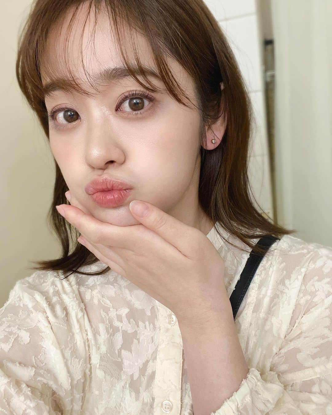 のインスタグラム：「可愛いメイク！  すごい雨だけど外で撮影☔️」