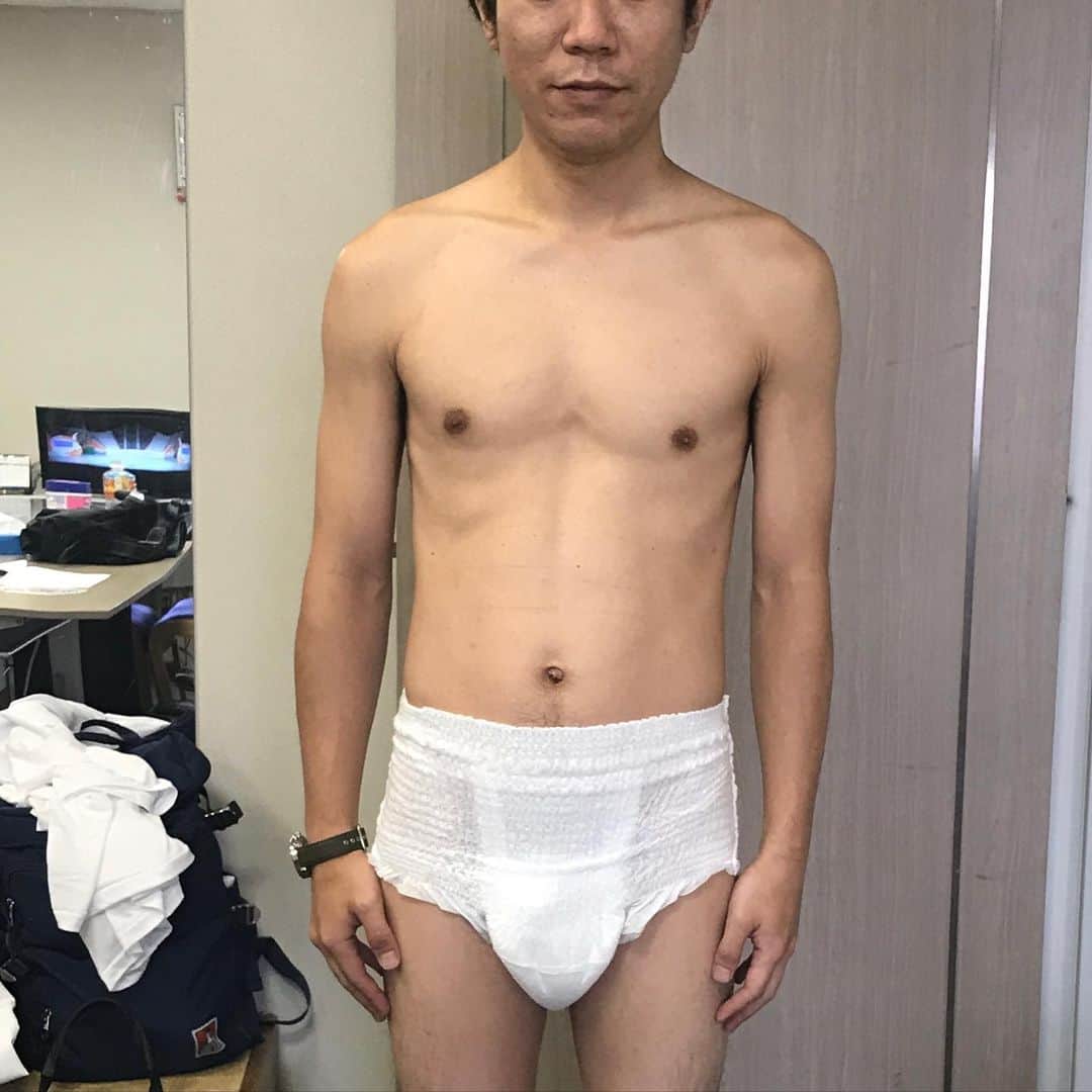 のインスタグラム：「2019.11.13 退院2日目「吉田197」 、 夜、NGKの漫才出番。　 、 出番前…… NGKのロビーをうろついていた、吉田裕に、僕が出した本「超人間観察」を渡す。 、 宣伝してもらう為だ。 、 吉田裕は、新喜劇のドリルの奴だ。 なんて雑な紹介だろう。　でも､､新喜劇のドリルの奴､､というしかない。 、 僕の入院の話になった。　気にかけてくれていたようだ……ドリルのくせに。 、 話していると、どうやら吉田も、一年前に入院していたらしい。　全く知らなかった。　 肝臓に膿がたまり、腹に穴を開けて管を刺し、膿を抜く手術をしたらしい。 知らないところで、大変な事になっていたようだ。 、 顔、チンパンジーのくせに。 、 左の背中が痛かったらしく……病院へ行くと、即入院。 僕と同じく､血液中の「血中炎症反応」が酷い数値になっていたようだ。 、 通常の人間の､､血中炎症反応は､､数値で言うと0.4以下だ。　 しかし僕は、初日の検査で「12」を叩きだし、即入院。 、 その過程も全て、吉田に熱弁する。　 退院後､沢山の人に、この一連の話しばかりしているので、喋りの勢いは､ほぼ口上師だ。 、 ふんふん､と聞きながらも、吉田は自分の時の話しを、挟んできた。 、 「俺もその、血中炎症反応っていうやつ、凄かったで」 、 『なんぼあったん？』 、 「197」 、 なんなんだ､その数値は！ 通常の492倍、我慢し過ぎ！　 そして、桁がアホ過ぎ。  数値に破壊力あり過ぎ。　 、 僕の12が､可哀想。　12って聞いた時、どう思ってたんやろう。 、 「2桁かいっ！」て思ってたのかなぁ。 、 12でも､ほか皆んな､驚いていたけどなぁ。 、 そこへ来て「197」 197？　この数値を人に言う時は、ドラムロールが必要だ。　 、 当事者同士の僕でも、197には全く共感出来ず……ビックリして爆笑してしまった。 、 血中炎症反応で､笑わせてくる男、吉田裕！　 、 してやったりと笑わせてきた。　乳輪めっちゃ､小さいくせに！ 、 、 おやすみなさい。 、 、 😀この肝臓の病気は特殊らしく。　 医者が聞いてきたらしい、、普段アブノーマルなセックスをしてませんか？」