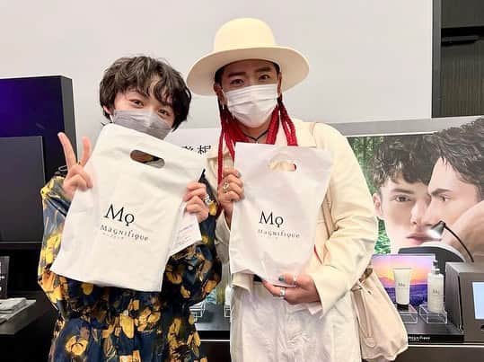 大原海輝のインスタグラム：「特に気に入ったブランド。 #kneipp 今まで地方で、KNEIPPの入浴剤はめちゃくちゃ使っていて、ボディスクラブの新作があって良過ぎた件。 匂いもいいし、使い心地も実際に良過ぎた。スクラブだけど洗浄力は肌に優しい作りになってて、毎日使える。入浴剤のKNEIPPとだけあって、使用後も保湿力が強くて、最高だった。 いやー。印象的だったのが、会場でKNEIPPのスタッフさんと話していて、説明がとても丁寧だったし製品に対する愛が最強でした。信頼と言うか、そういうのが一番推せると思った。 今後も買います。愛用します。  #magnifique 写真にも載ってる友人の河西さんの紹介でMAGNIFIQUEさんとは初めましてだった。河西さんとは、久しぶりに会えて嬉し過ぎた！！！！  MAGNIFIQUEのワックスタイプのヘアーバームを頂いて、製品も実際に使ったのだけど、使い心地が良くワックスもベタつかないし、匂いも香るから良かった〜 会場では商品説明も詳しくしてくれて、今後、商品展開に力を入れていくのが、めちゃくちゃ伝わった。これからチェックしていこうと思います。推してます。  #ロフト展示会 #ロフトのコスフェス #PR」