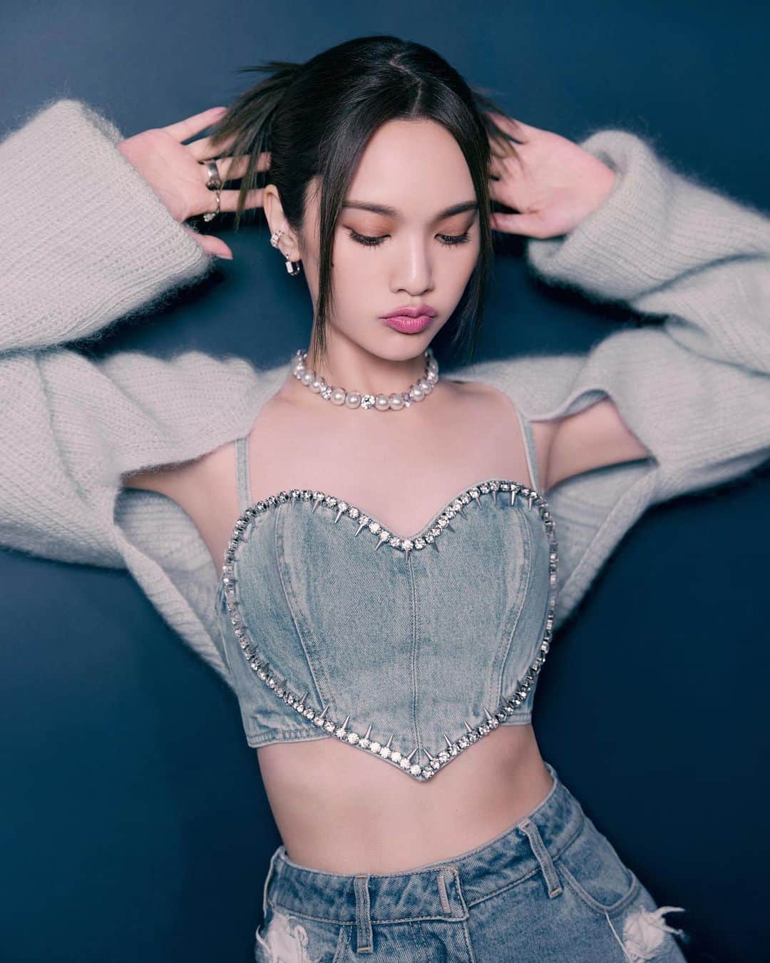 レイニー・ヤンのインスタグラム：「2000年出道的我 也可以駕馭千禧年Y2K的風格吧🩵  Styling： @lucialiustylist @theballroomofficial  Makeup： @carlin_chen  Hairstylist：Jing Gang Photographer：Lynn  #了不起舞社2 #造型圖 #工作照」
