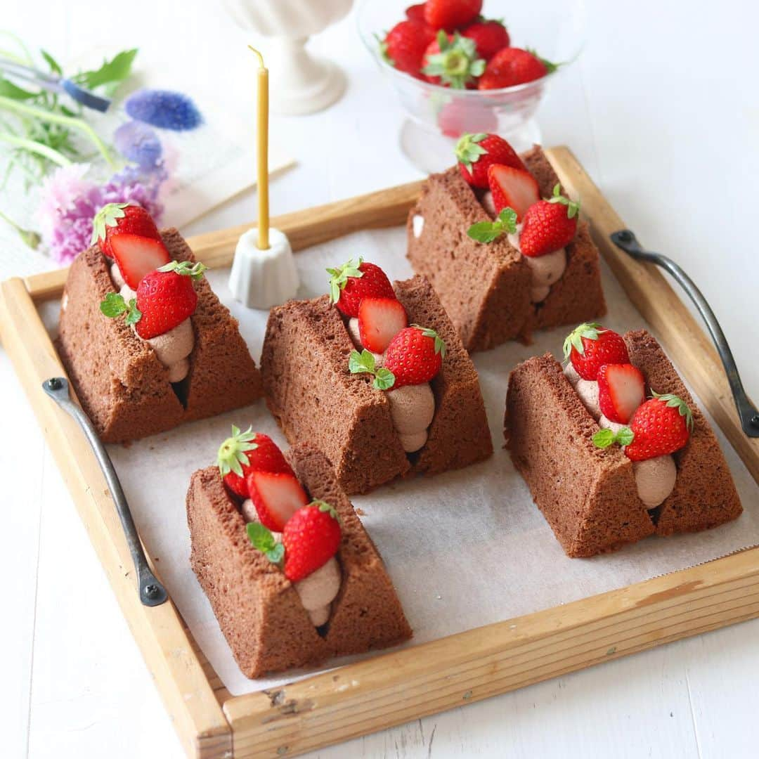 mikiさんのインスタグラム写真 - (mikiInstagram)「・ ・ bake.chiffon cake🍓🍫  最近なかなかお菓子作りする時間がないので、この日に合わせて久しぶりのチョコシフォンケーキを作る事に♥️昨日の夜に焼いて、いま完成撮って出し☺️  今日はセンス溢れるハニャたん　@hanyacoro  の誕生日🎂おめでとう🍾 ずっと仲良くしてくれてありがとう♥️ 早く早く会える日が来ますように🫶  素敵な一年になりますように✨  今日は、朝から百貨店の開店前から並び、神崎恵さんとレスポートサックのコラボ商品のカバンを母にお願いされて買いに行きました！  かなり並んでたけど購入できてよかった☺️私もまた借りよ☺️  では良い一日をお過ごしください☺️  コメントおやすみします🔐  #mikiシフォンデコ」4月26日 13時59分 - koron.n