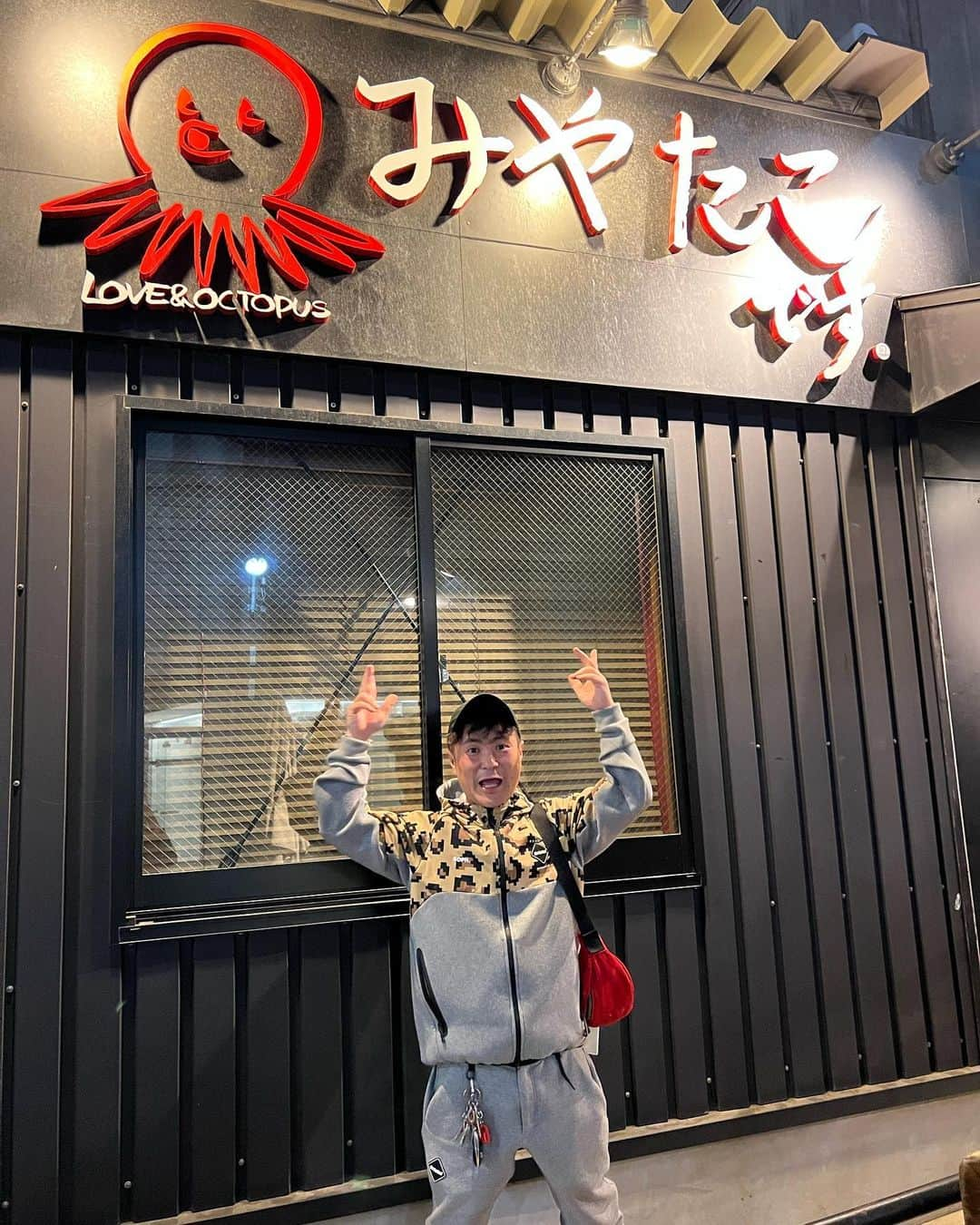 入江慎也さんのインスタグラム写真 - (入江慎也Instagram)「宮迫さんのお店、「みやたこ」五反田店が今月4月28日に閉店するとお聞きして食べに行って来ました。 八年間本当にありがとうございました。 開店当初からお世話になっていたお店です。 オープニングのスタッフの後輩も僕の後輩がやってくれました。  色々な先輩や後輩と飲ませていただいた、思い出の場所です。 閉店は寂しいですが、最後行けてよかったです。 たこ焼き自分で焼くのは難しいですが、美味しかったです。  ありがとうございました😊 #宮迫　さん #みやたこ #たこ焼き #五反田 #八年間ありがとうございました #閉店 #思い出の場所」4月26日 13時59分 - oreirie0408