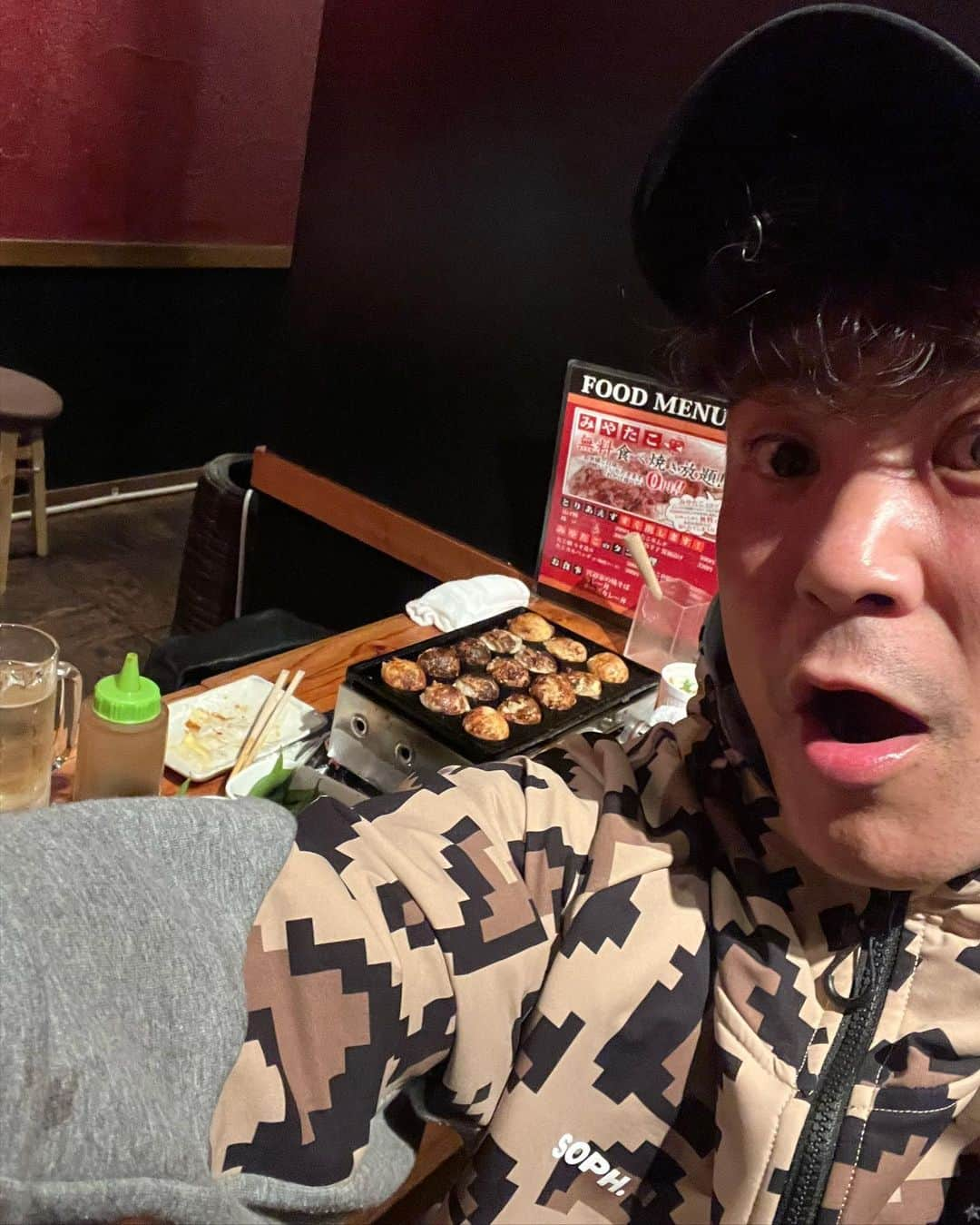 入江慎也さんのインスタグラム写真 - (入江慎也Instagram)「宮迫さんのお店、「みやたこ」五反田店が今月4月28日に閉店するとお聞きして食べに行って来ました。 八年間本当にありがとうございました。 開店当初からお世話になっていたお店です。 オープニングのスタッフの後輩も僕の後輩がやってくれました。  色々な先輩や後輩と飲ませていただいた、思い出の場所です。 閉店は寂しいですが、最後行けてよかったです。 たこ焼き自分で焼くのは難しいですが、美味しかったです。  ありがとうございました😊 #宮迫　さん #みやたこ #たこ焼き #五反田 #八年間ありがとうございました #閉店 #思い出の場所」4月26日 13時59分 - oreirie0408