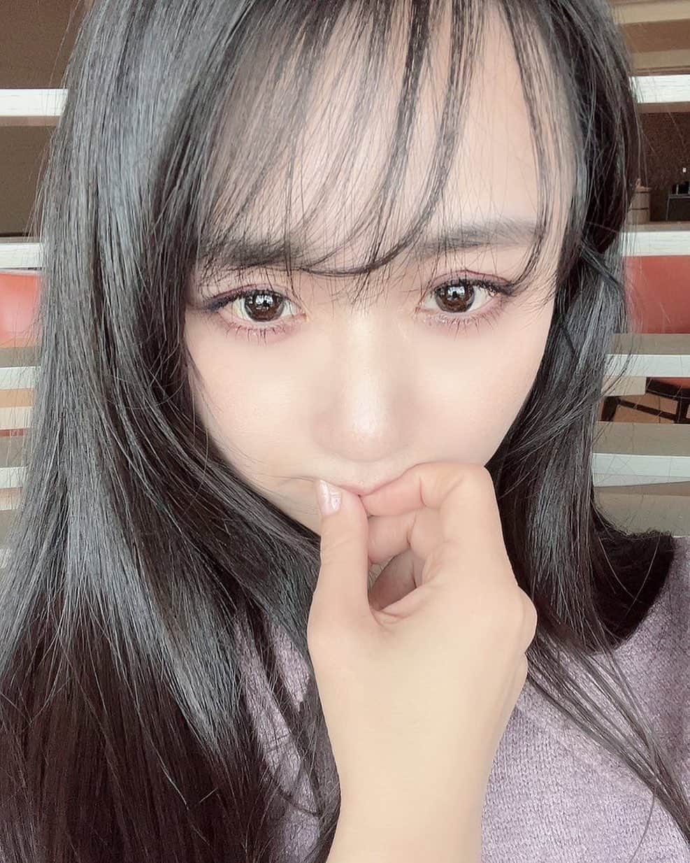 久保亜沙香のインスタグラム：「さむむ💦 雨すごいけど、花粉居る？」