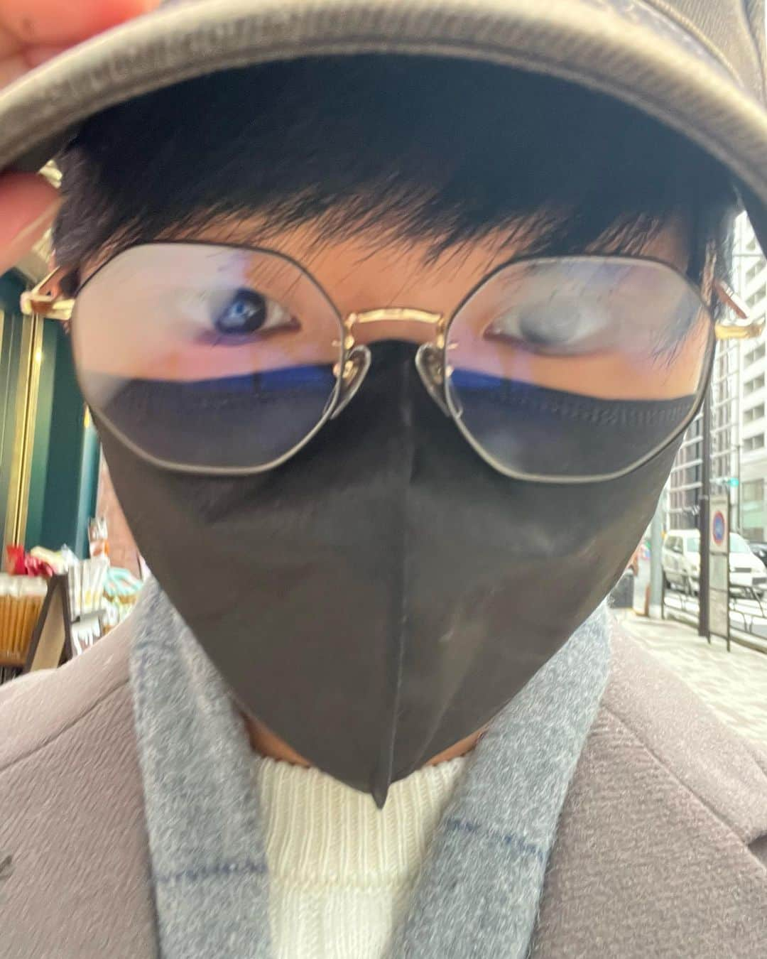 加藤清史郎さんのインスタグラム写真 - (加藤清史郎Instagram)「日記で触れた 季節外れになっちゃいそうな写真たち、放出です！笑  ニットにコートにマフラー もう流石に暑くて着られないですよね…  この合わせ方、なんか"the 紳士"感あって 割と好きだったりします。  メガネ、曇ってるもんなぁ…  日付を見てみたら2月の写真でした。笑笑  そうか、これ、過去picだ〜！！！  #過去picって最近あまり聞かなくなったけど #もしかしてもう古い言葉だったりするの #僕的にはアップデートされたばかりの言葉なのですが #というかそもそも過去picって #過去picture #過去pick #どっちなの  #紳士ファッション ←ということにしておきましょう #加藤清史郎」4月26日 14時07分 - kato_seishiro_official